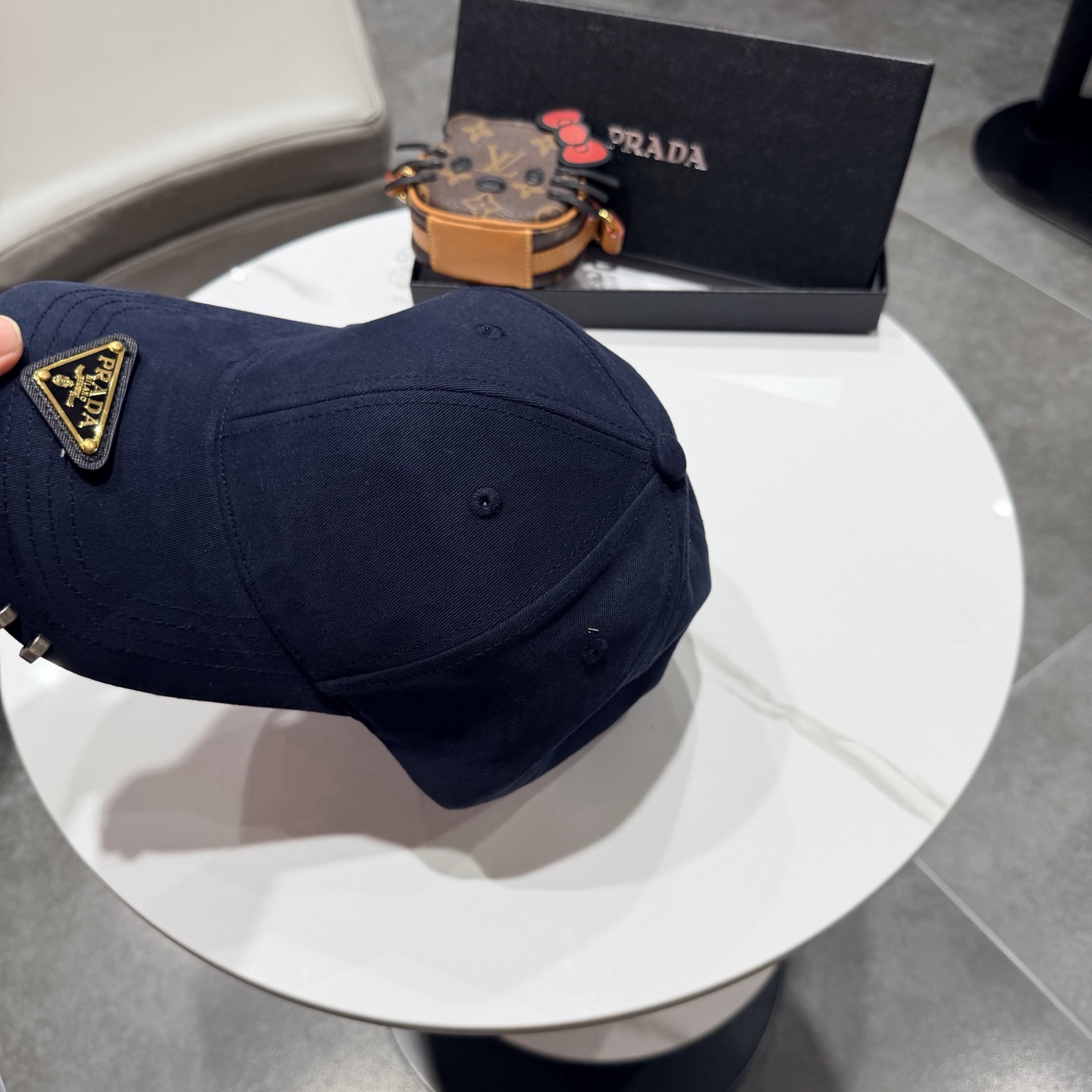 普拉达 经典三角标棒球帽设计感超强，让人耳目一新头型非常好，可以修饰各种头型，实力百搭款