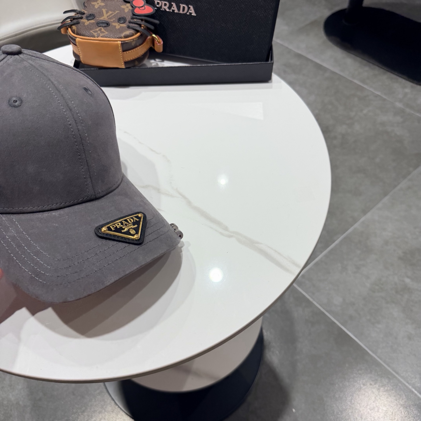 普拉达 经典三角标棒球帽设计感超强，让人耳目一新头型非常好，可以修饰各种头型，实力百搭款