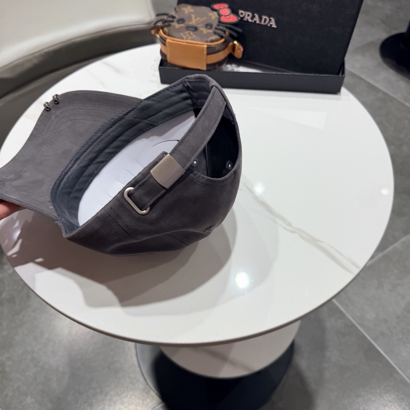 普拉达 经典三角标棒球帽设计感超强，让人耳目一新头型非常好，可以修饰各种头型，实力百搭款