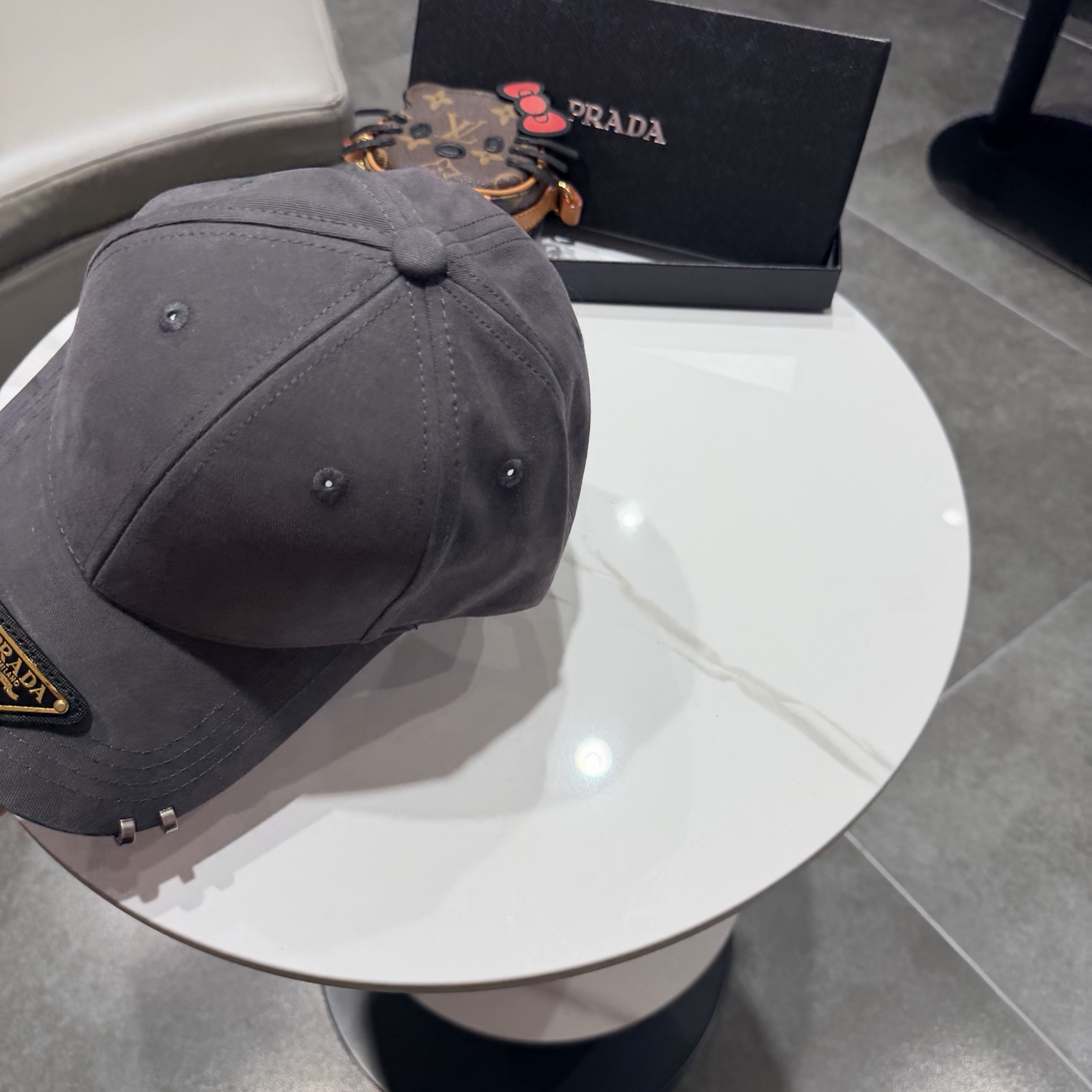 普拉达 经典三角标棒球帽设计感超强，让人耳目一新头型非常好，可以修饰各种头型，实力百搭款