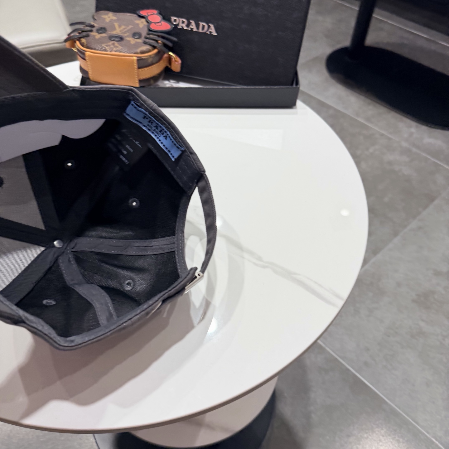 普拉达 经典三角标棒球帽设计感超强，让人耳目一新头型非常好，可以修饰各种头型，实力百搭款