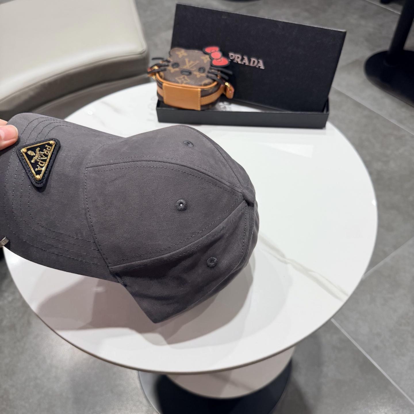 普拉达 经典三角标棒球帽设计感超强，让人耳目一新头型非常好，可以修饰各种头型，实力百搭款