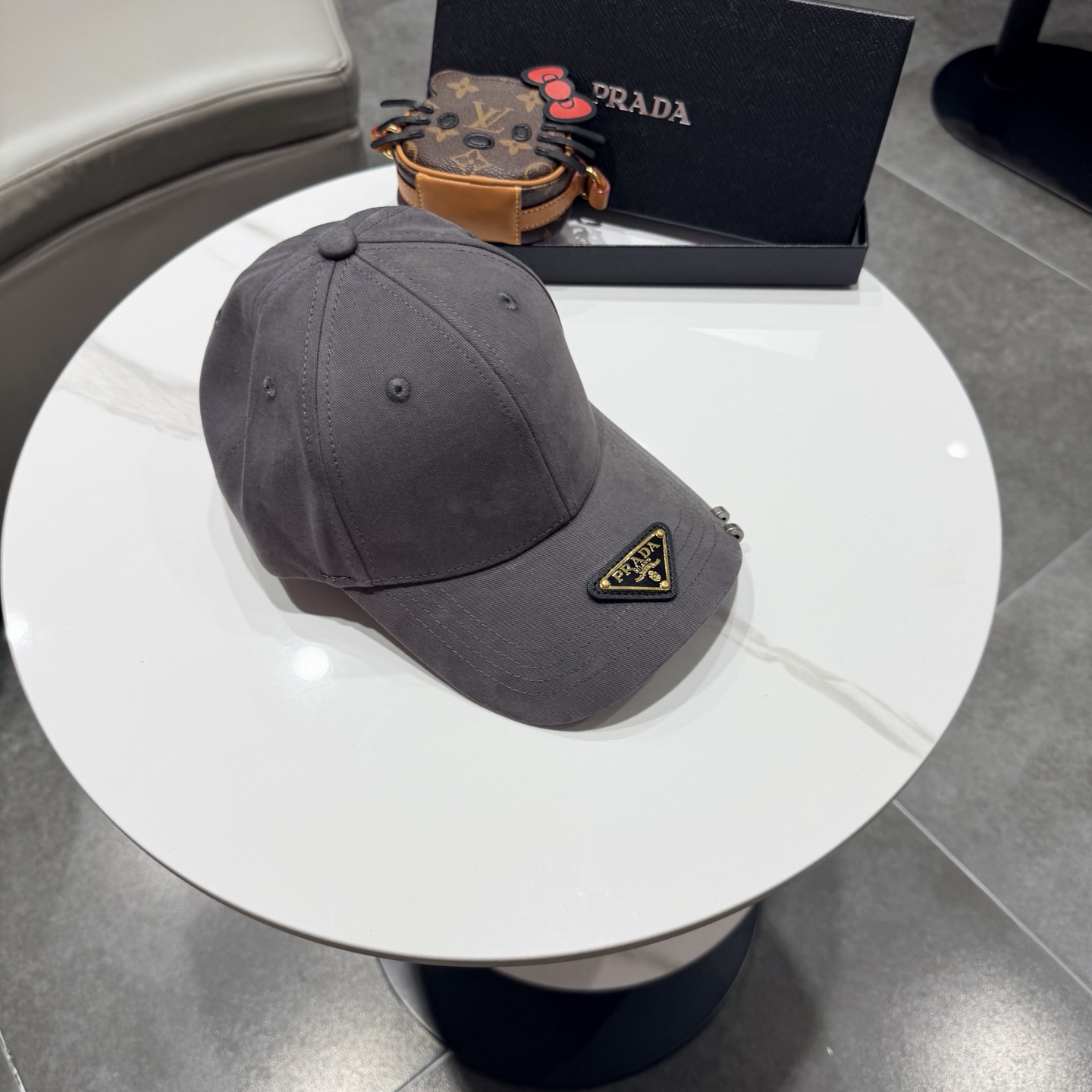 普拉达 经典三角标棒球帽设计感超强，让人耳目一新头型非常好，可以修饰各种头型，实力百搭款