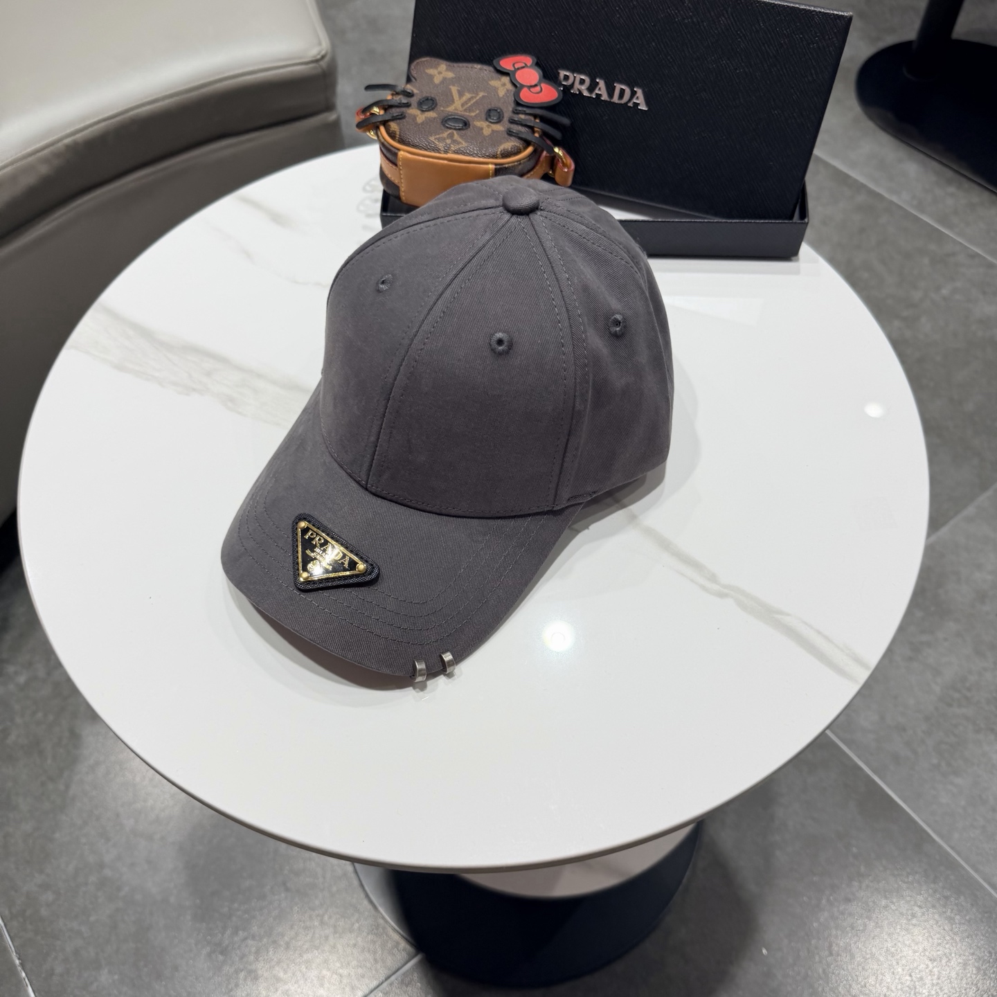 普拉达 经典三角标棒球帽设计感超强，让人耳目一新头型非常好，可以修饰各种头型，实力百搭款