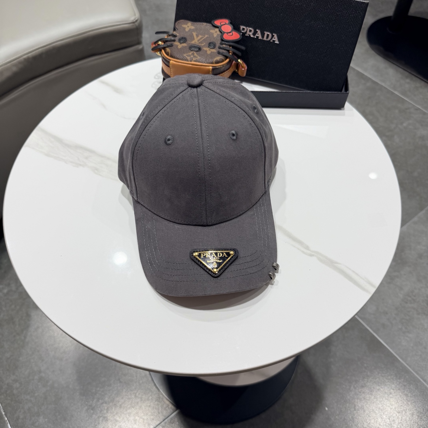 普拉达 经典三角标棒球帽设计感超强，让人耳目一新头型非常好，可以修饰各种头型，实力百搭款