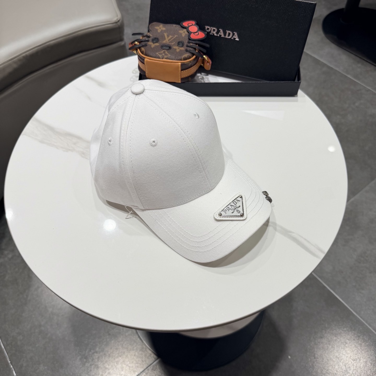 普拉达 经典三角标棒球帽设计感超强，让人耳目一新头型非常好，可以修饰各种头型，实力百搭款