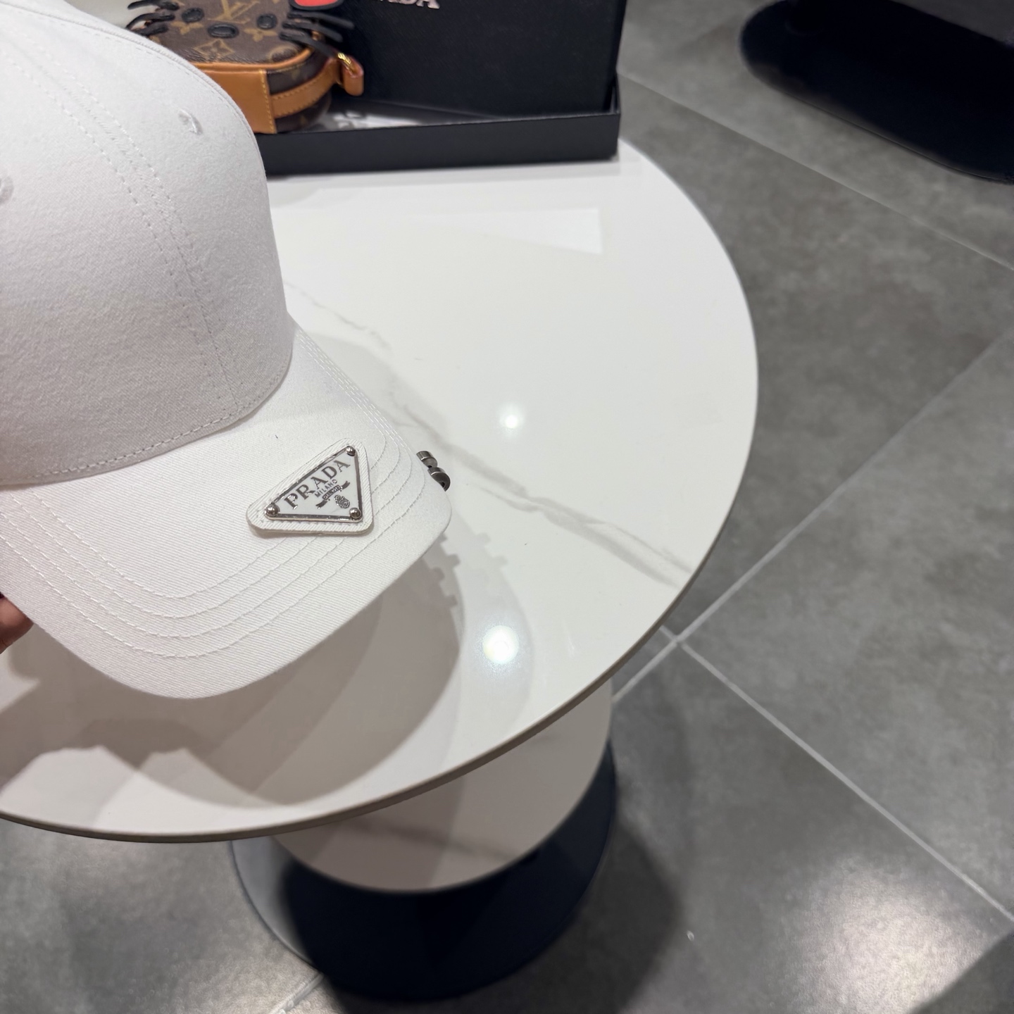 普拉达 经典三角标棒球帽设计感超强，让人耳目一新头型非常好，可以修饰各种头型，实力百搭款