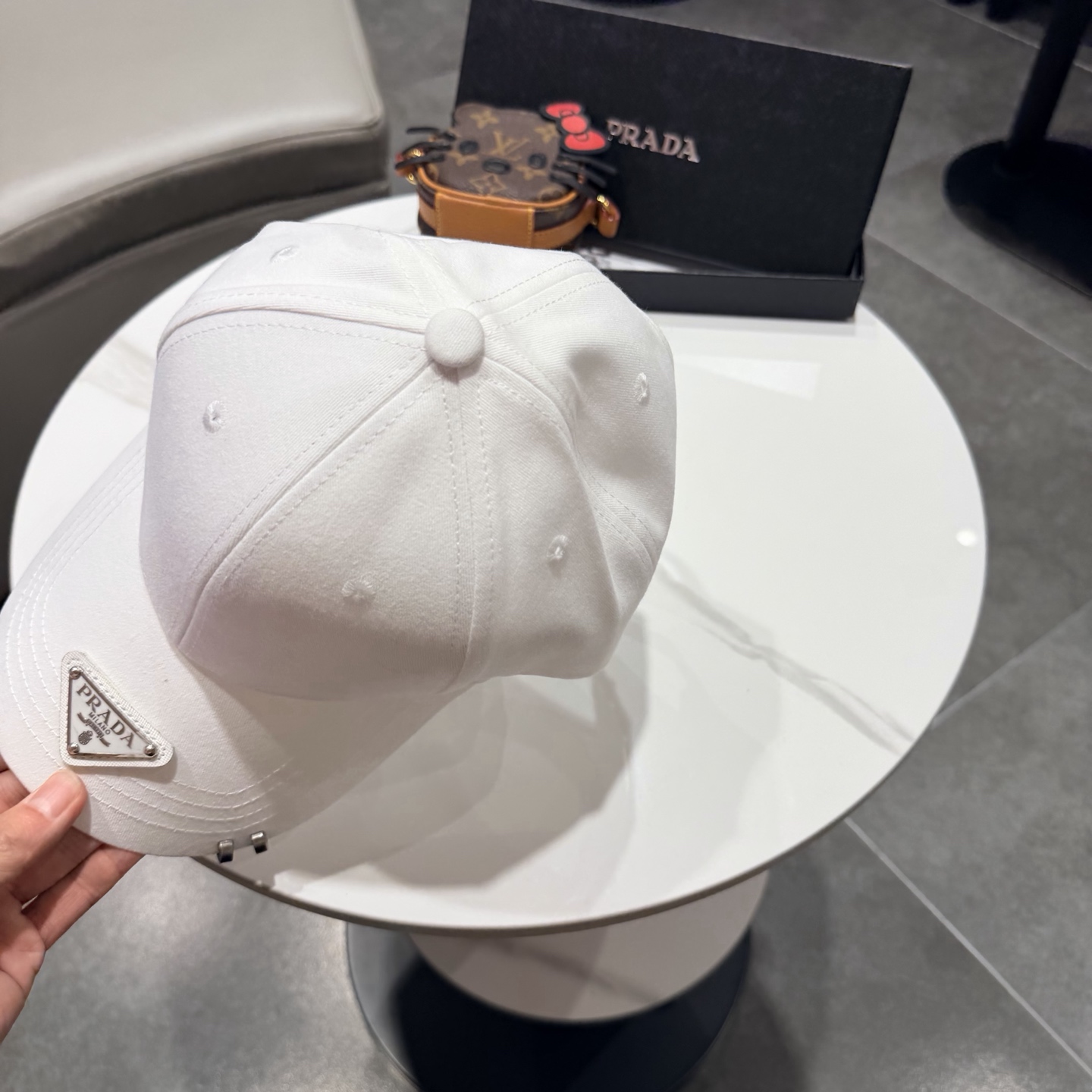 普拉达 经典三角标棒球帽设计感超强，让人耳目一新头型非常好，可以修饰各种头型，实力百搭款