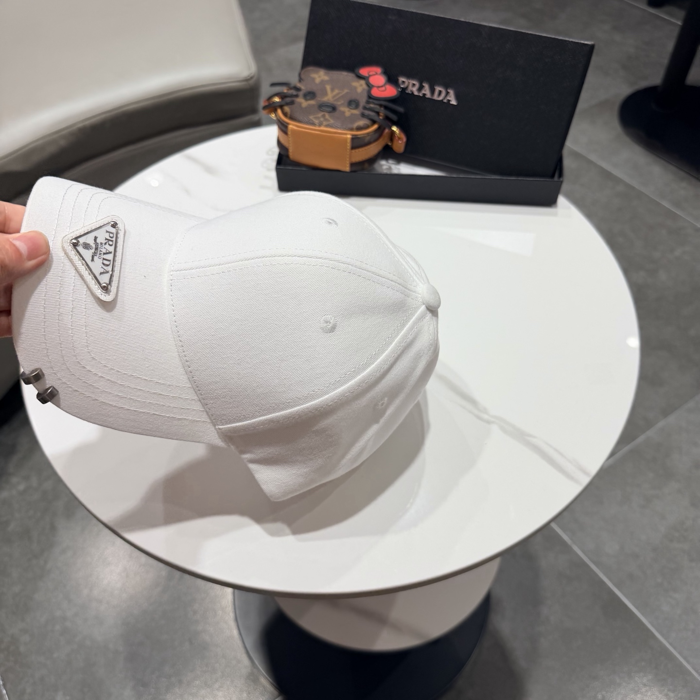 普拉达 经典三角标棒球帽设计感超强，让人耳目一新头型非常好，可以修饰各种头型，实力百搭款