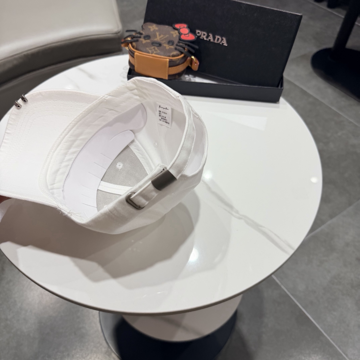 普拉达 经典三角标棒球帽设计感超强，让人耳目一新头型非常好，可以修饰各种头型，实力百搭款