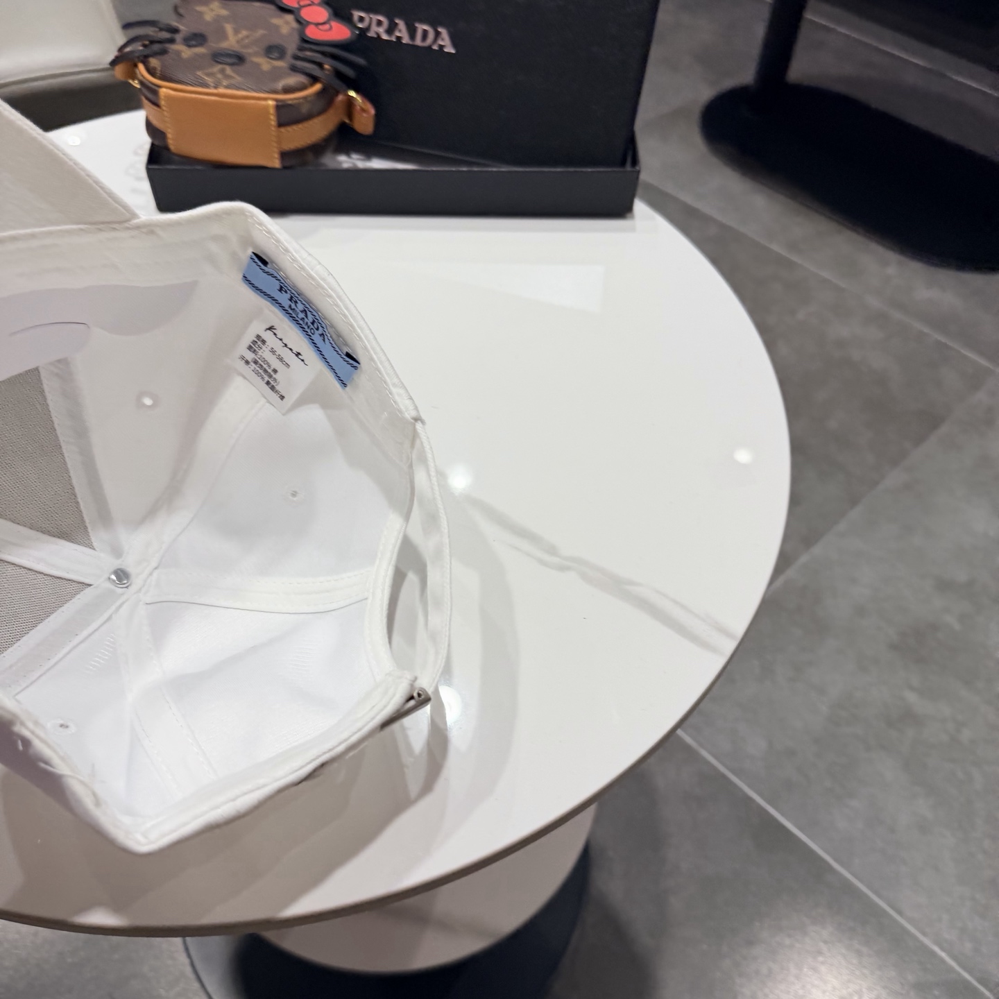 普拉达 经典三角标棒球帽设计感超强，让人耳目一新头型非常好，可以修饰各种头型，实力百搭款