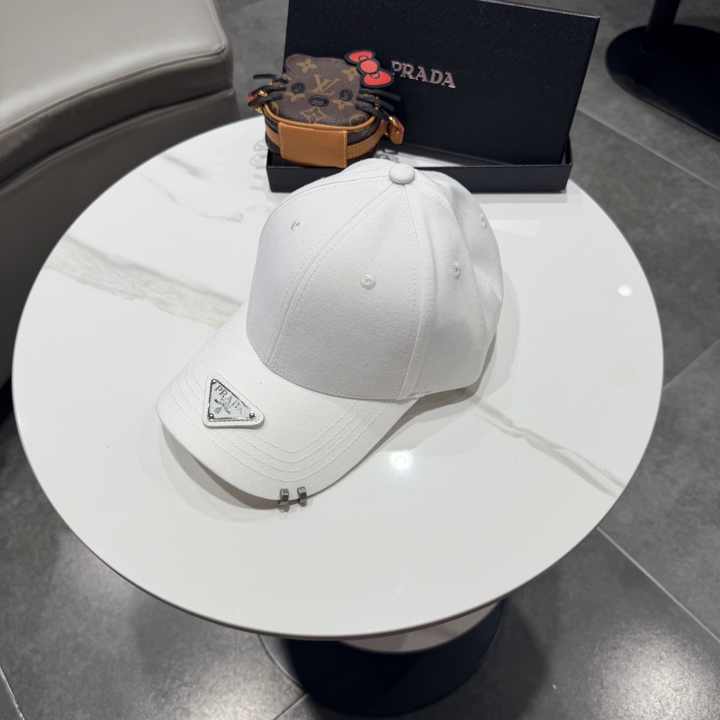 普拉达 经典三角标棒球帽设计感超强，让人耳目一新头型非常好，可以修饰各种头型，实力百搭款