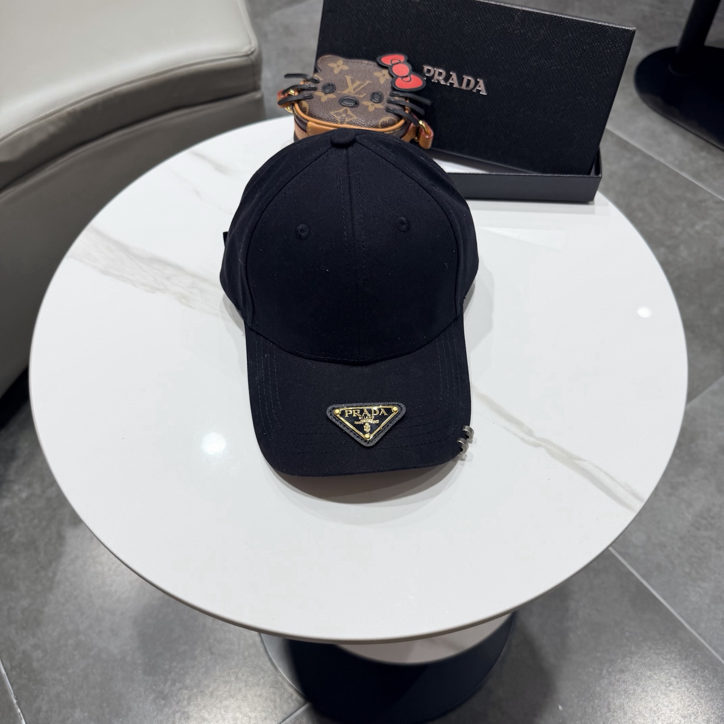 普拉达 经典三角标棒球帽设计感超强，让人耳目一新头型非常好，可以修饰各种头型，实力百搭款