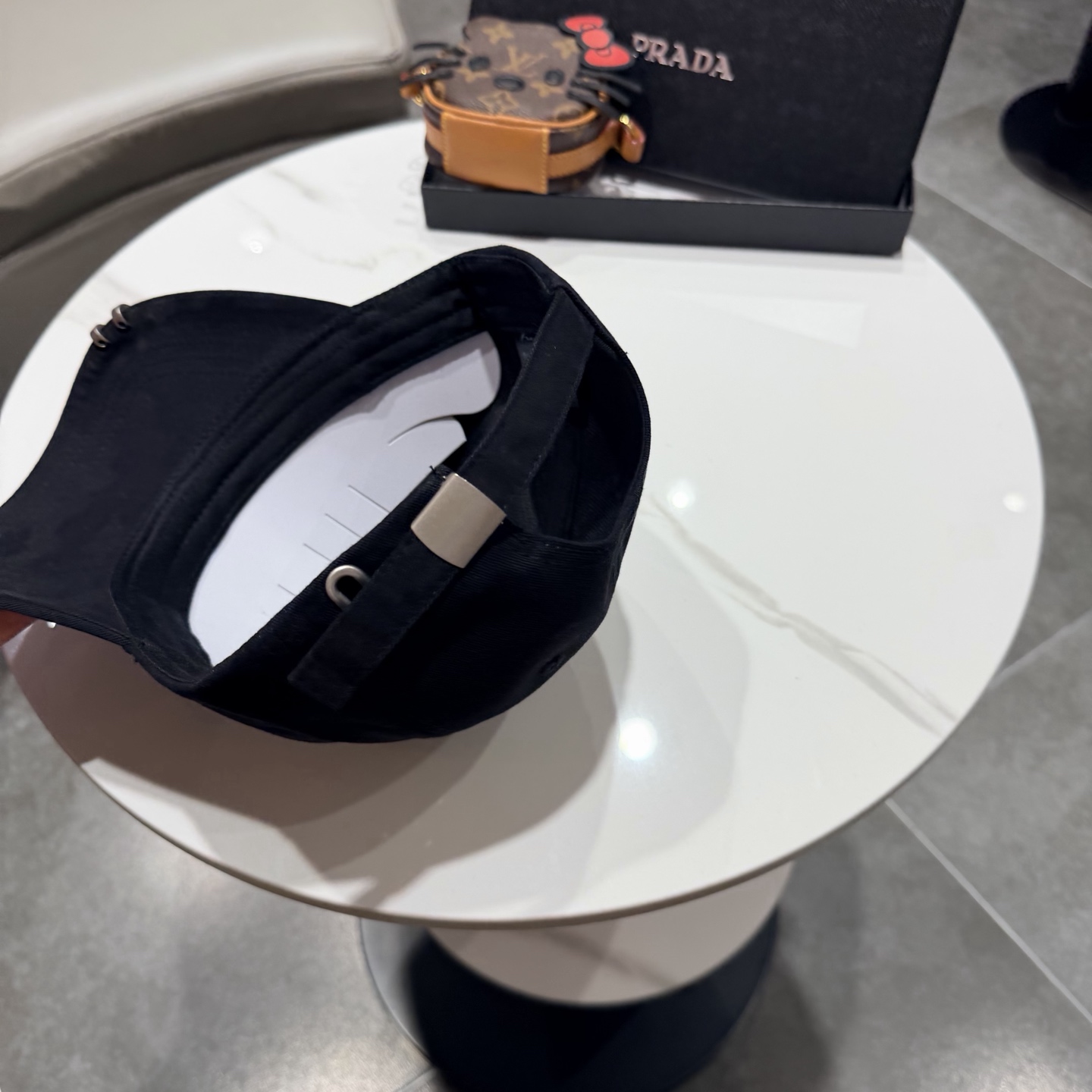 普拉达 经典三角标棒球帽设计感超强，让人耳目一新头型非常好，可以修饰各种头型，实力百搭款