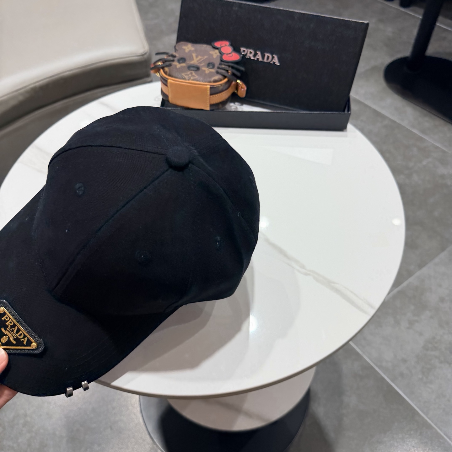 普拉达 经典三角标棒球帽设计感超强，让人耳目一新头型非常好，可以修饰各种头型，实力百搭款