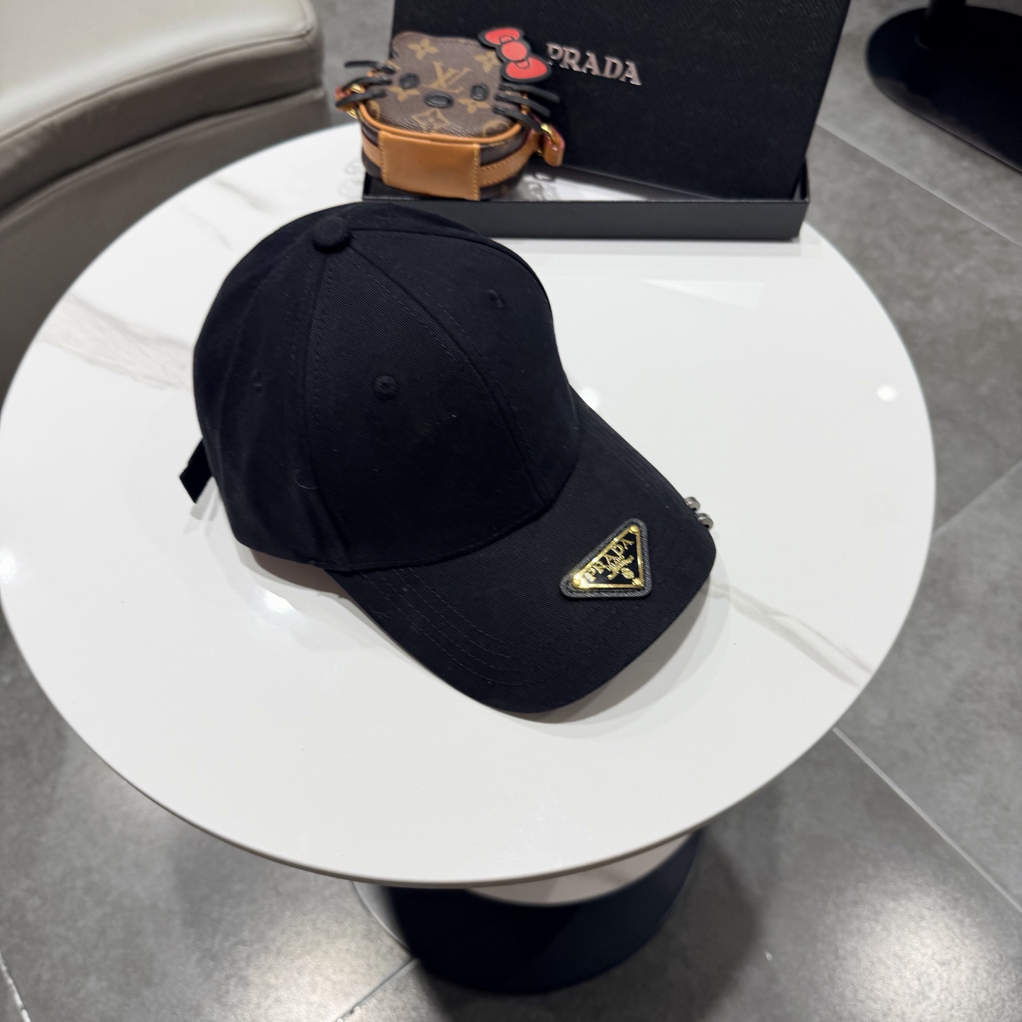 普拉达 经典三角标棒球帽设计感超强，让人耳目一新头型非常好，可以修饰各种头型，实力百搭款