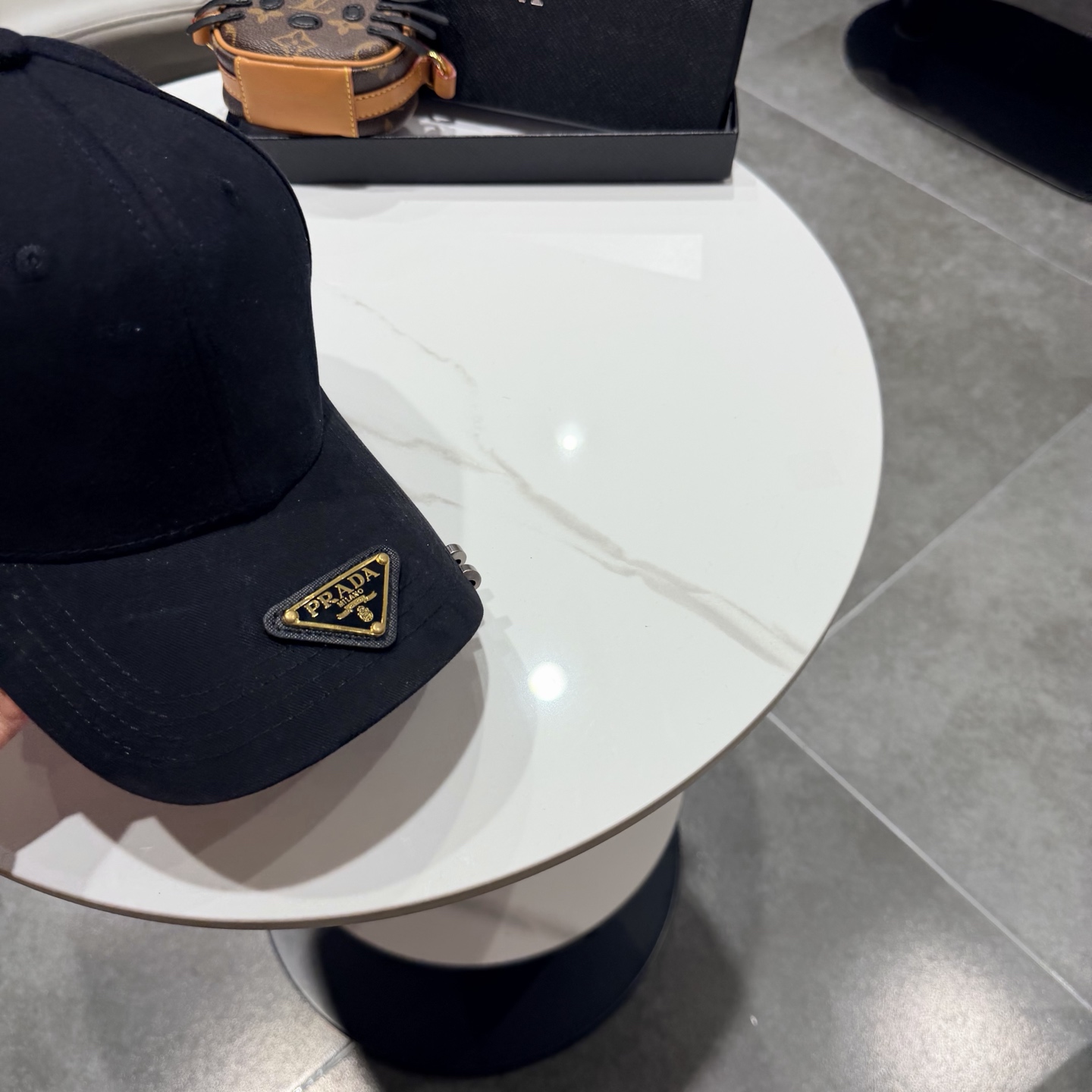 普拉达 经典三角标棒球帽设计感超强，让人耳目一新头型非常好，可以修饰各种头型，实力百搭款