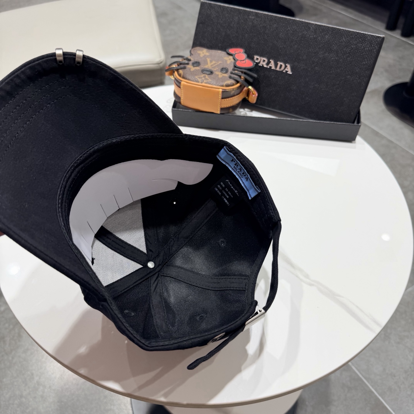 普拉达 经典三角标棒球帽设计感超强，让人耳目一新头型非常好，可以修饰各种头型，实力百搭款