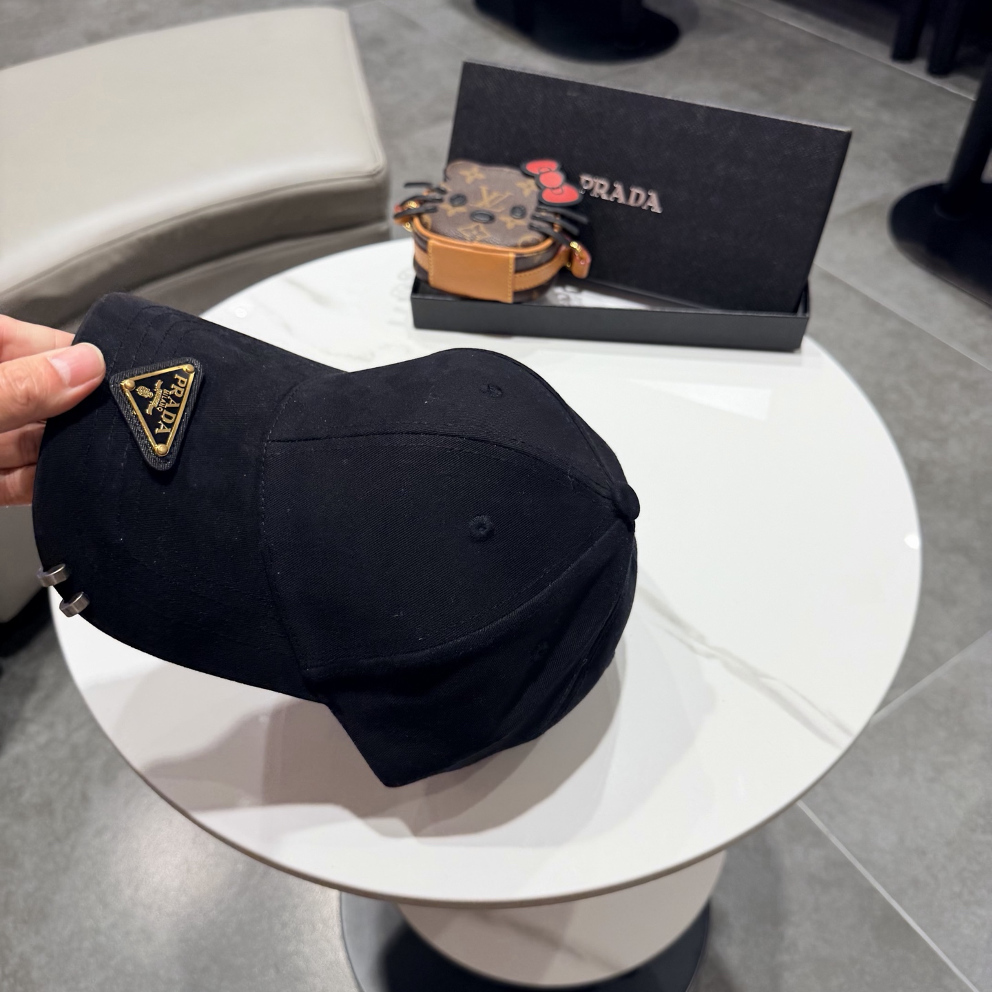 普拉达 经典三角标棒球帽设计感超强，让人耳目一新头型非常好，可以修饰各种头型，实力百搭款