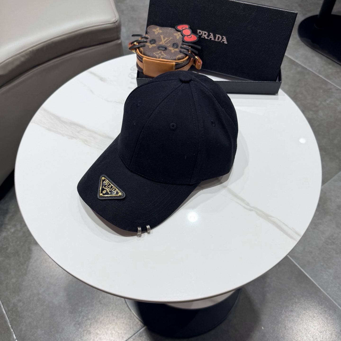 普拉达 经典三角标棒球帽设计感超强，让人耳目一新头型非常好，可以修饰各种头型，实力百搭款