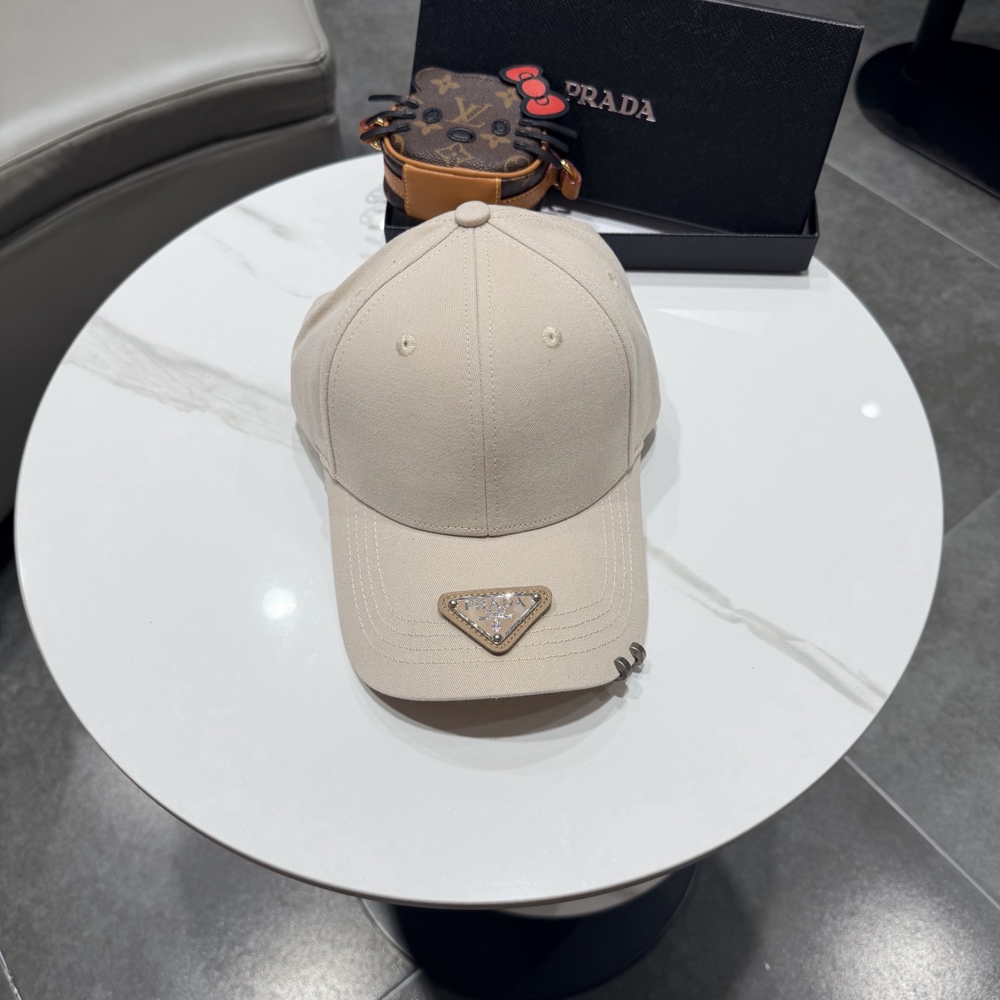 普拉达 经典三角标棒球帽设计感超强，让人耳目一新头型非常好，可以修饰各种头型，实力百搭款