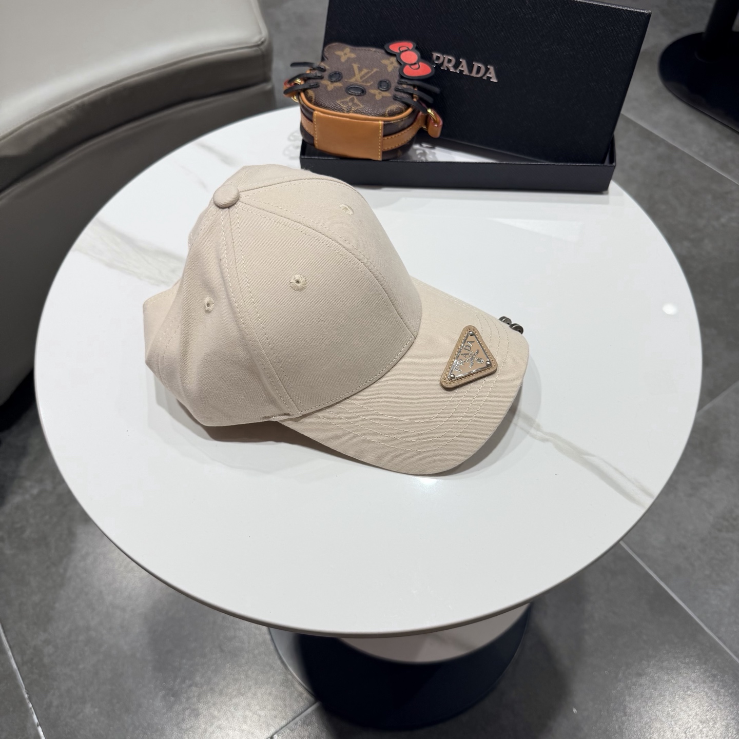 普拉达 经典三角标棒球帽设计感超强，让人耳目一新头型非常好，可以修饰各种头型，实力百搭款