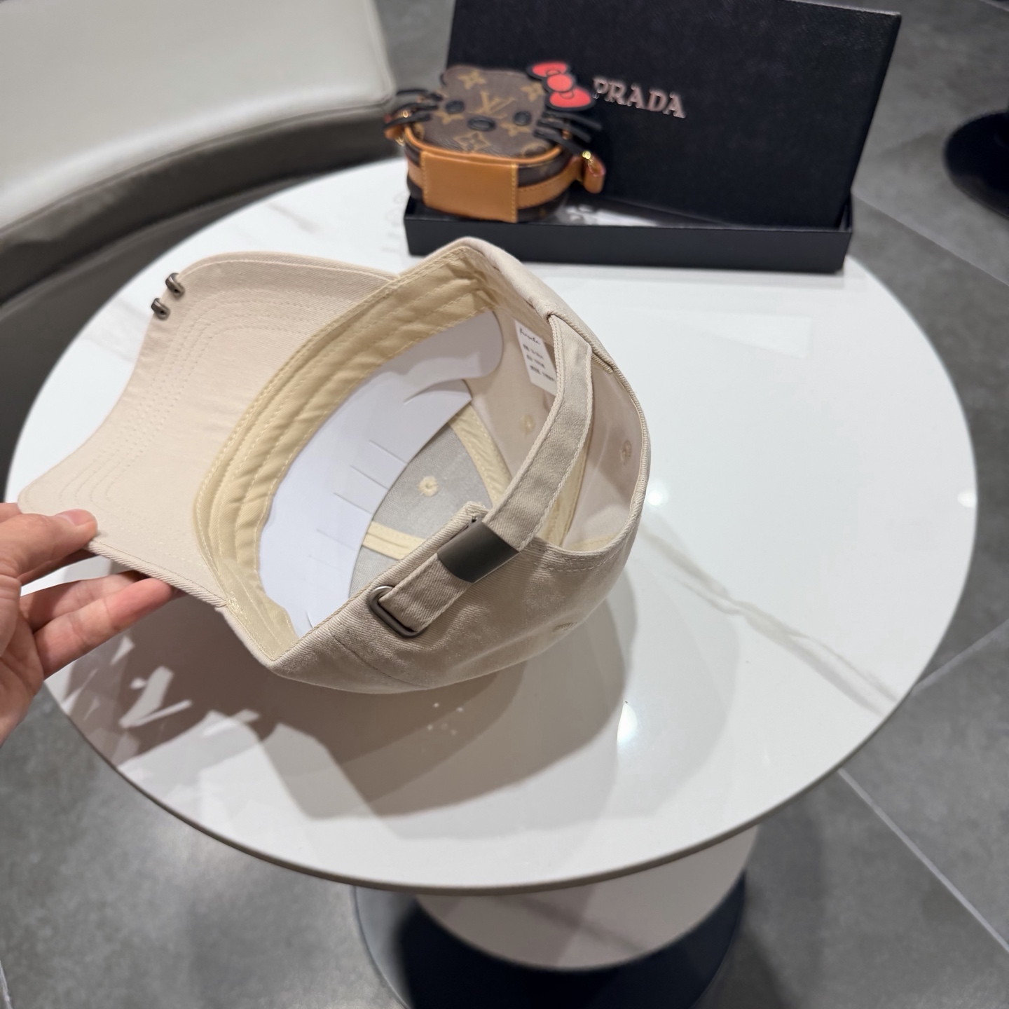 普拉达 经典三角标棒球帽设计感超强，让人耳目一新头型非常好，可以修饰各种头型，实力百搭款