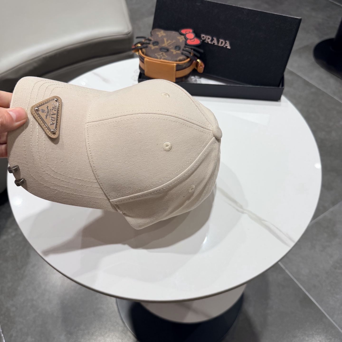 普拉达 经典三角标棒球帽设计感超强，让人耳目一新头型非常好，可以修饰各种头型，实力百搭款