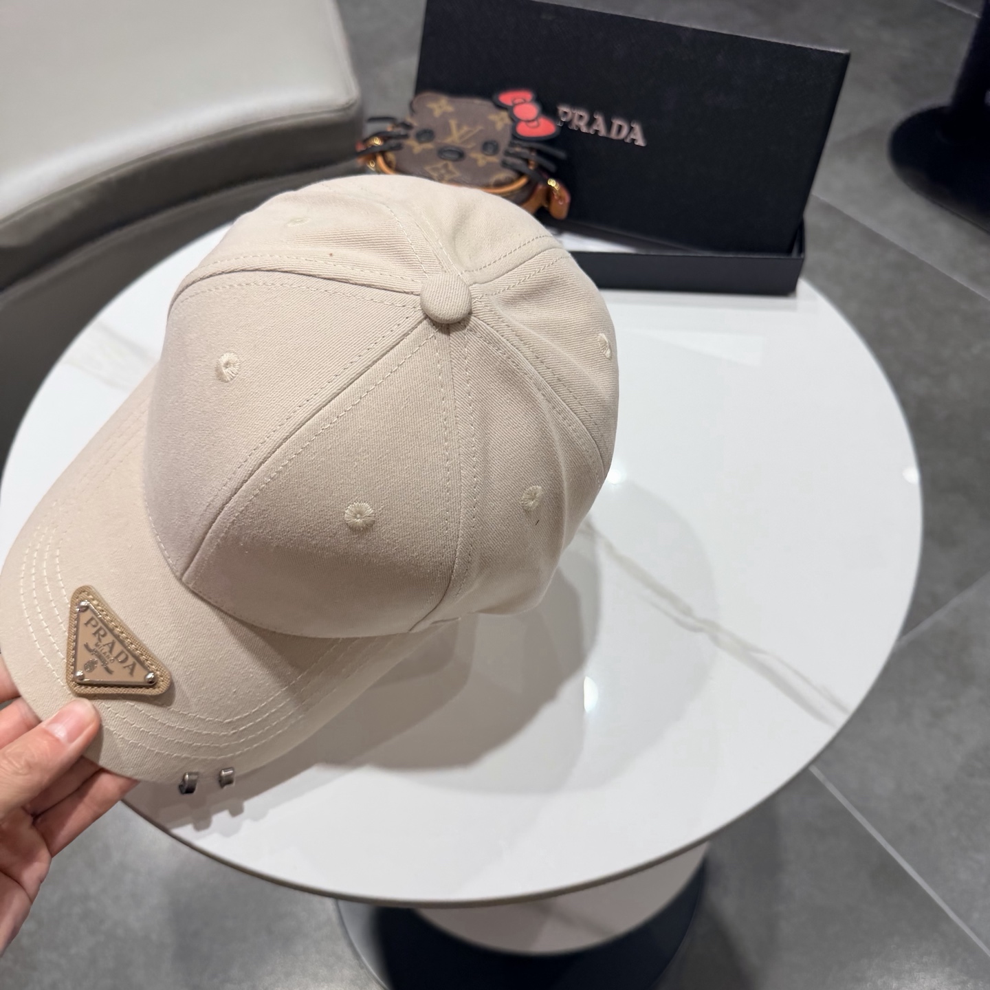 普拉达 经典三角标棒球帽设计感超强，让人耳目一新头型非常好，可以修饰各种头型，实力百搭款