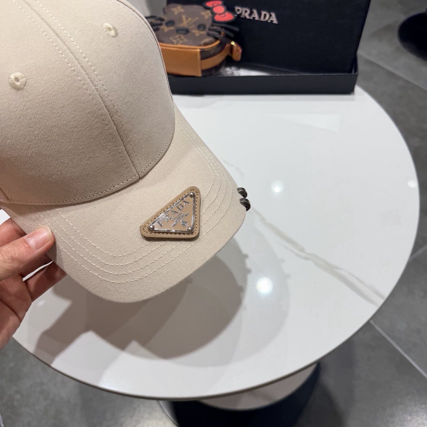 普拉达 经典三角标棒球帽设计感超强，让人耳目一新头型非常好，可以修饰各种头型，实力百搭款