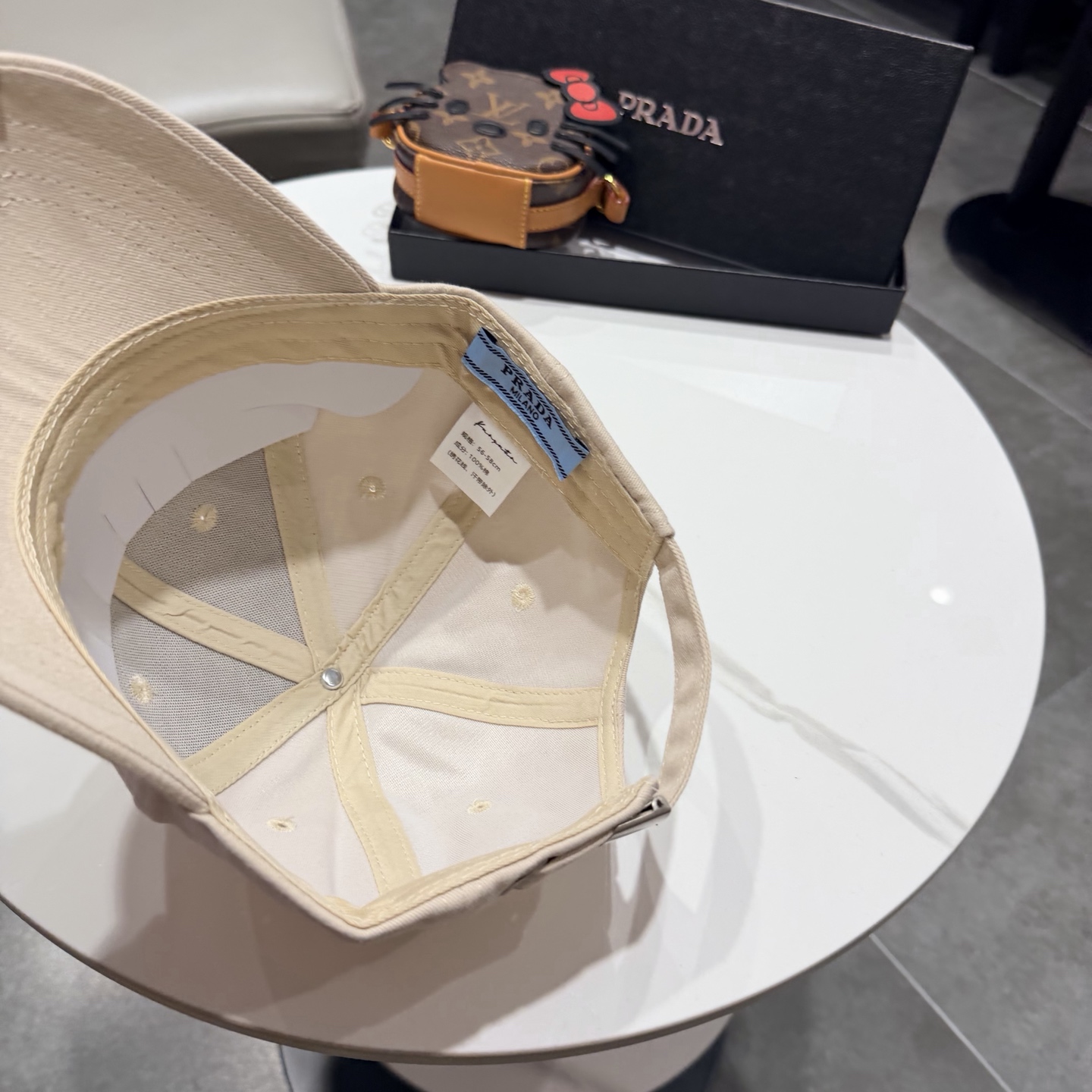 普拉达 经典三角标棒球帽设计感超强，让人耳目一新头型非常好，可以修饰各种头型，实力百搭款