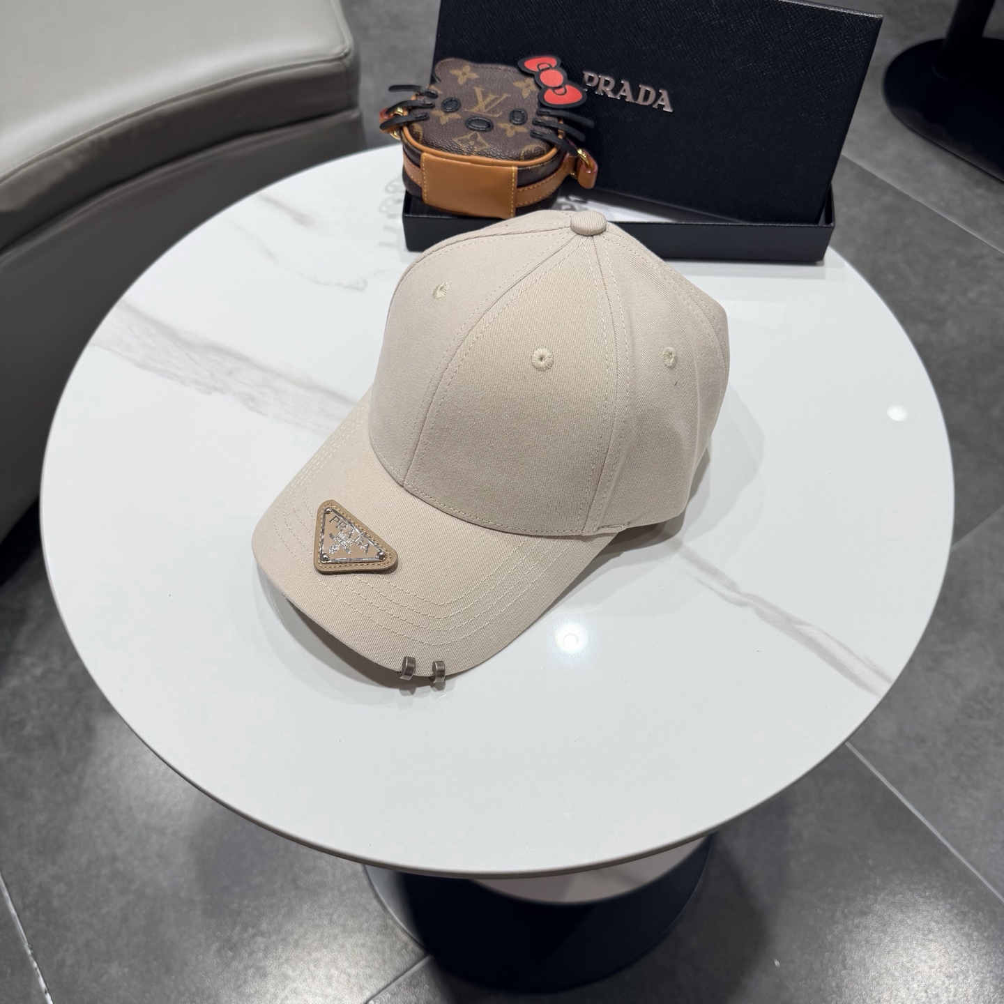 普拉达 经典三角标棒球帽设计感超强，让人耳目一新头型非常好，可以修饰各种头型，实力百搭款