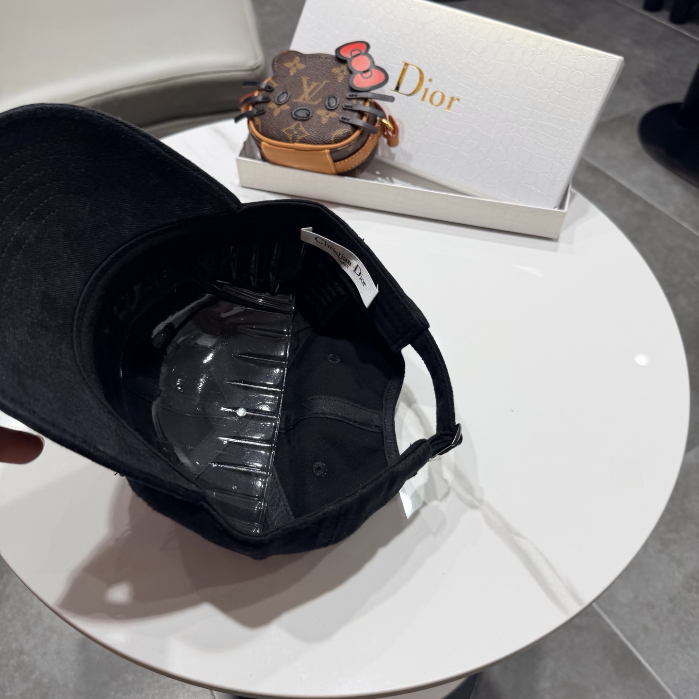 🧢DIOR迪奥棒球帽 😍新款棒球帽，重工打造♥️高端大气，百搭款🤗男女通用！