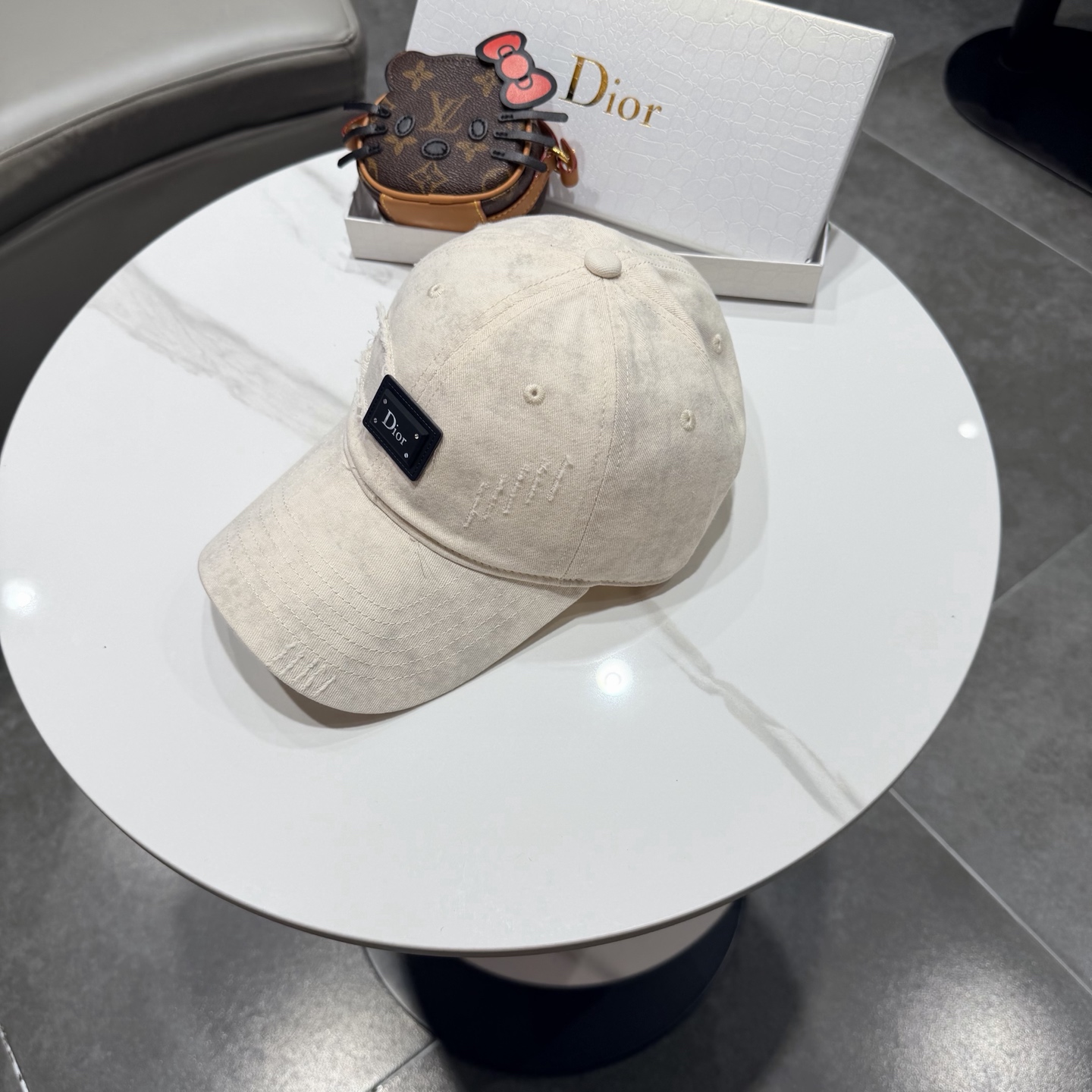 🧢DIOR迪奥棒球帽 😍新款棒球帽，重工打造♥️高端大气，百搭款🤗男女通用！