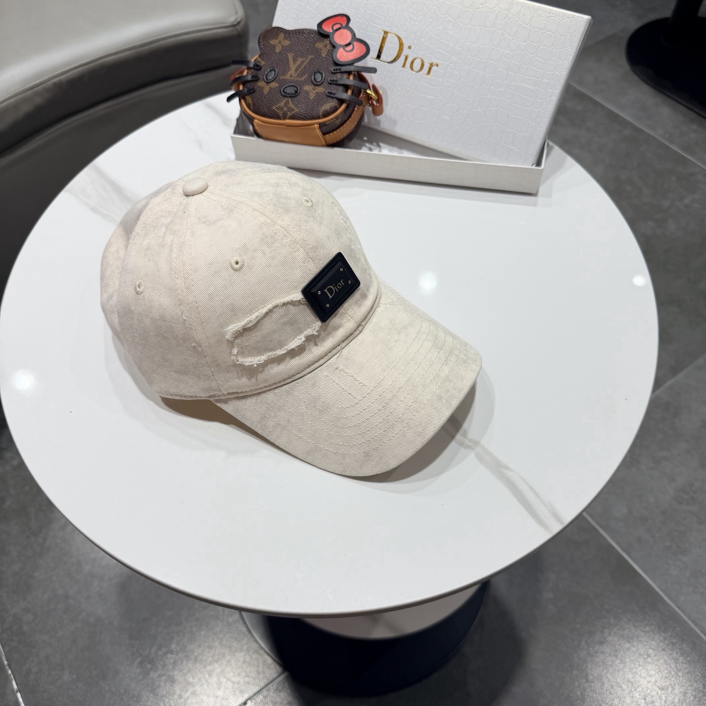 🧢DIOR迪奥棒球帽 😍新款棒球帽，重工打造♥️高端大气，百搭款🤗男女通用！