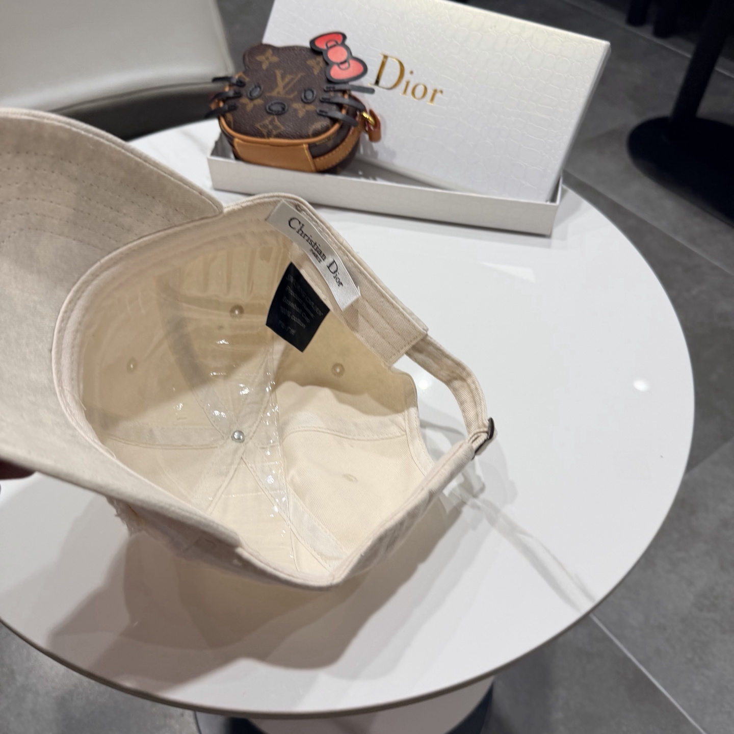 🧢DIOR迪奥棒球帽 😍新款棒球帽，重工打造♥️高端大气，百搭款🤗男女通用！