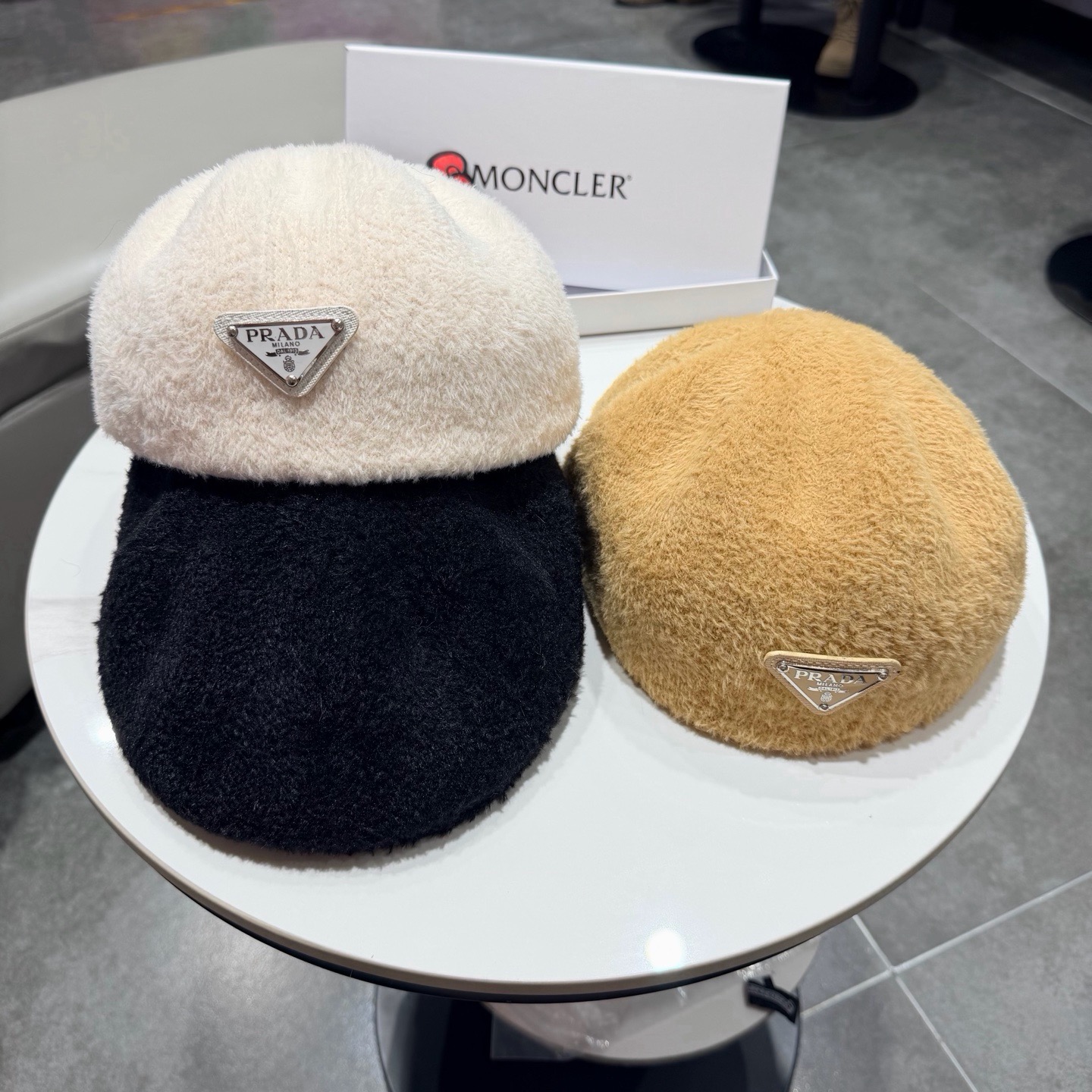 Prada普拉达2026爆款冰岛贝雷帽女冬新款ins时尚百搭日系文艺正反戴蓓蕾