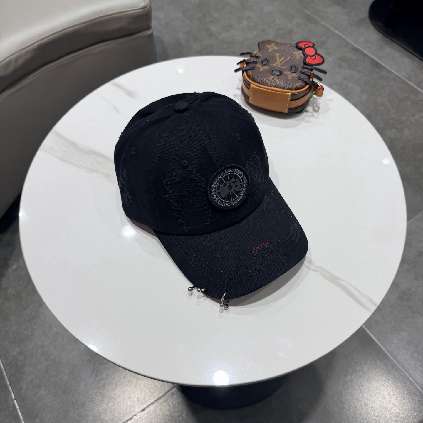 加拿大大鹅北极圆盘🍁 2026最新款🧢棒球帽定制棉质面料!!整体透气性很好，精致的字母刺绣和工整的走线，