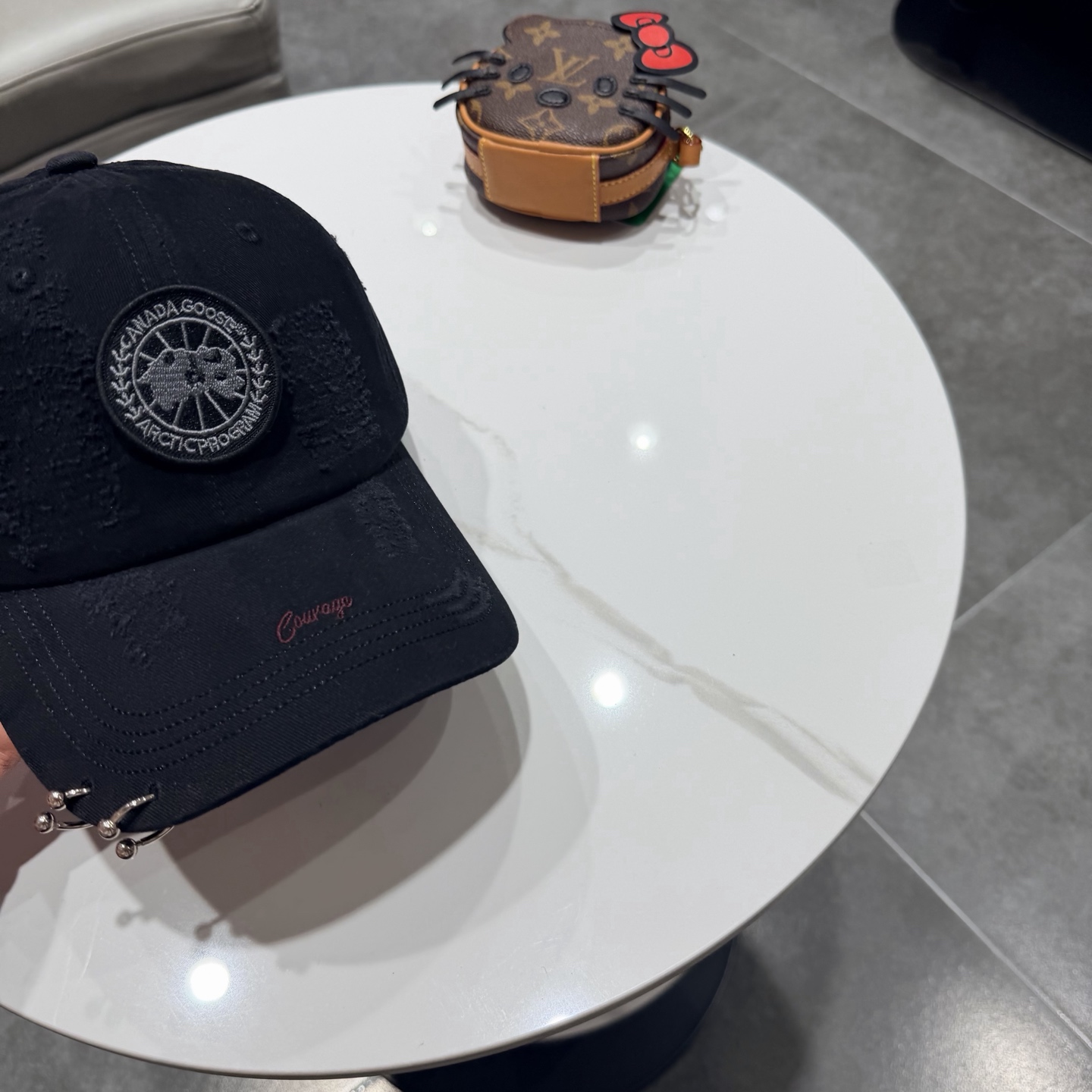 加拿大大鹅北极圆盘🍁 2026最新款🧢棒球帽定制棉质面料!!整体透气性很好，精致的字母刺绣和工整的走线，