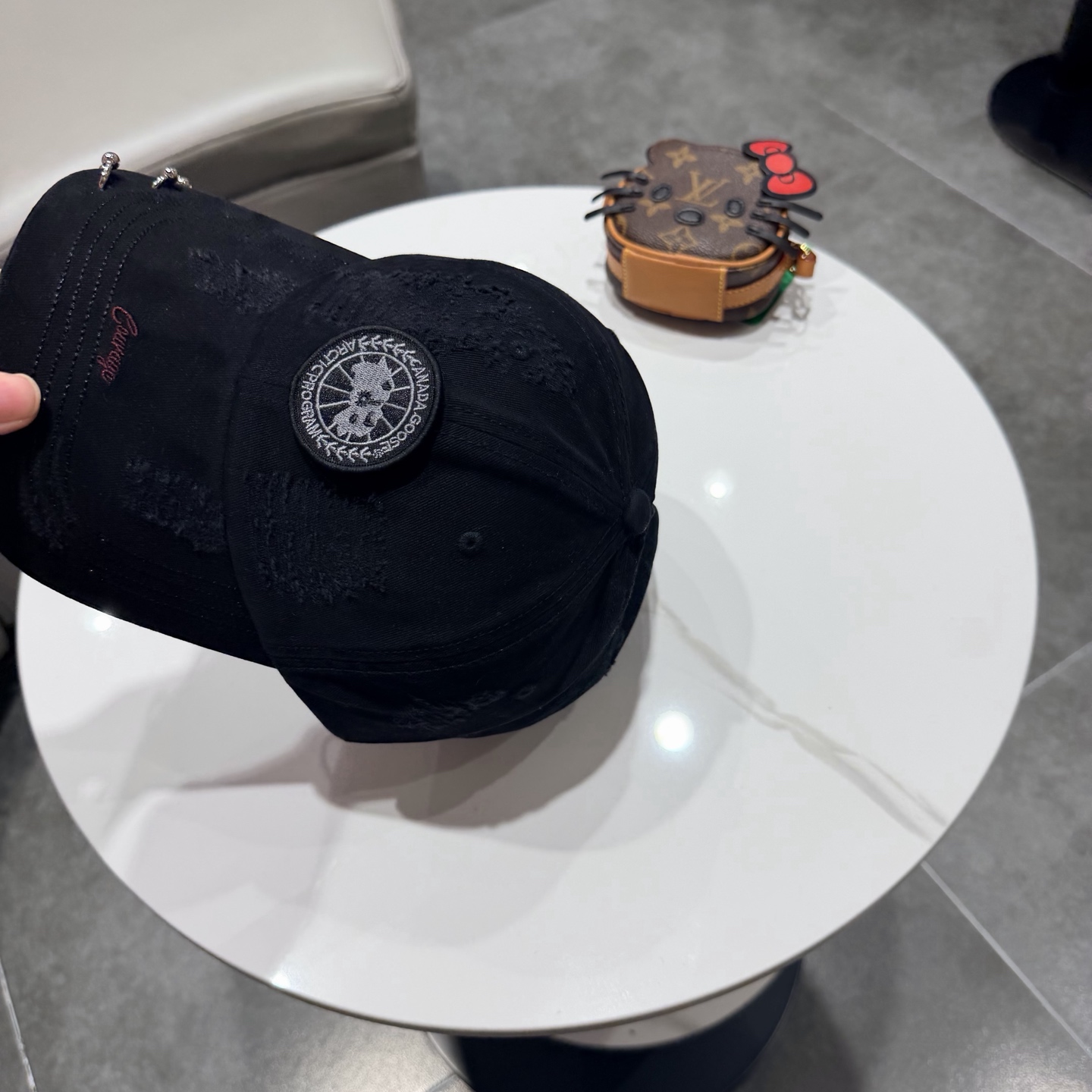 加拿大大鹅北极圆盘🍁 2026最新款🧢棒球帽定制棉质面料!!整体透气性很好，精致的字母刺绣和工整的走线，