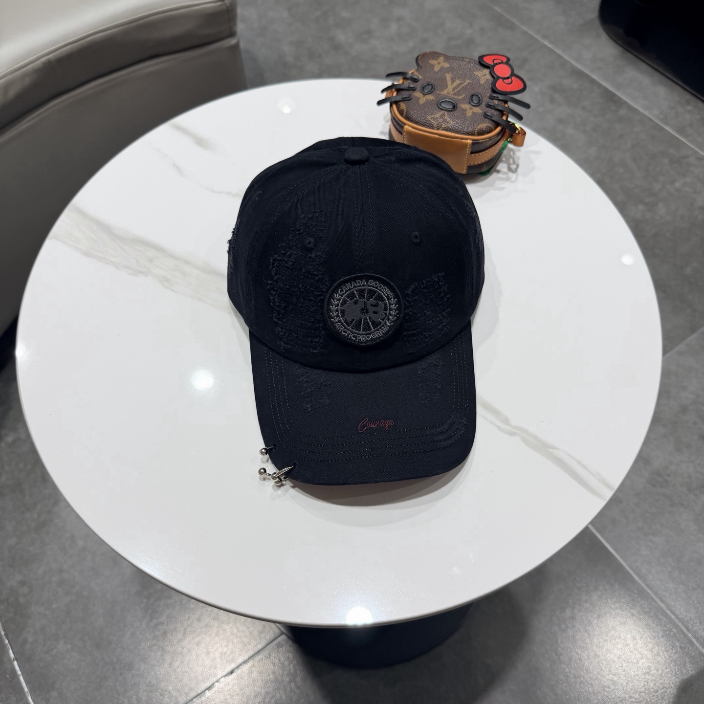 加拿大大鹅北极圆盘🍁 2026最新款🧢棒球帽定制棉质面料!!整体透气性很好，精致的字母刺绣和工整的走线，