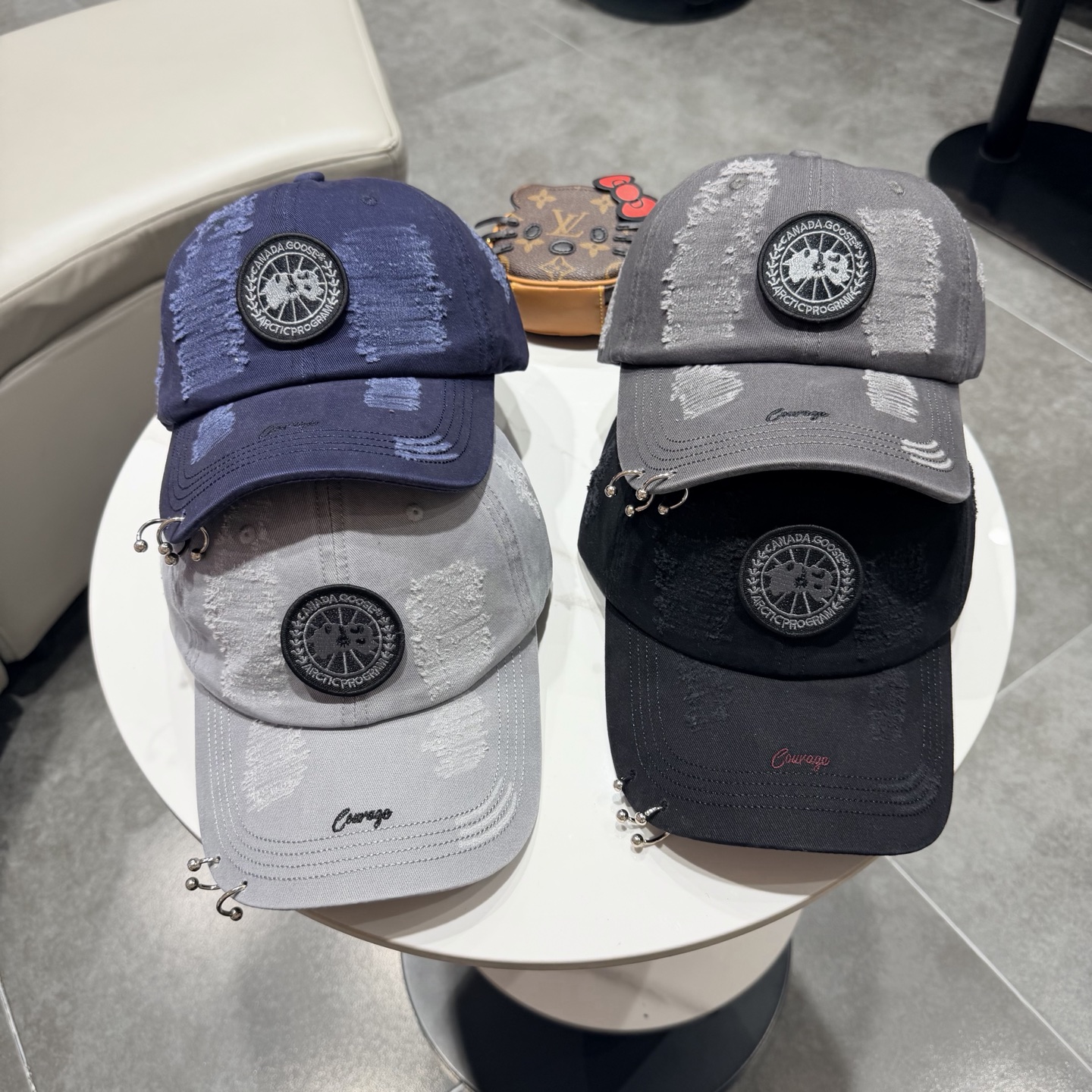 加拿大大鹅北极圆盘🍁 2026最新款🧢棒球帽定制棉质面料!!整体透气性很好，精致的字母刺绣和工整的走线，