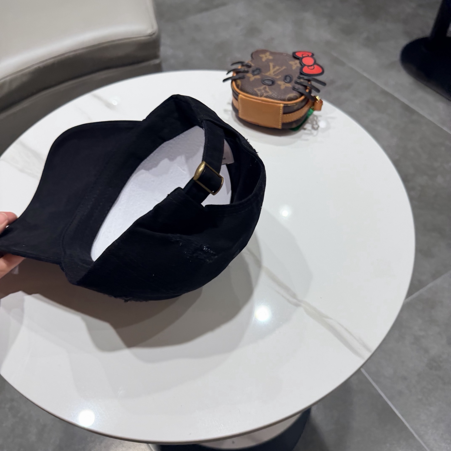 加拿大大鹅北极圆盘🍁 2026最新款🧢棒球帽定制棉质面料!!整体透气性很好，精致的字母刺绣和工整的走线，