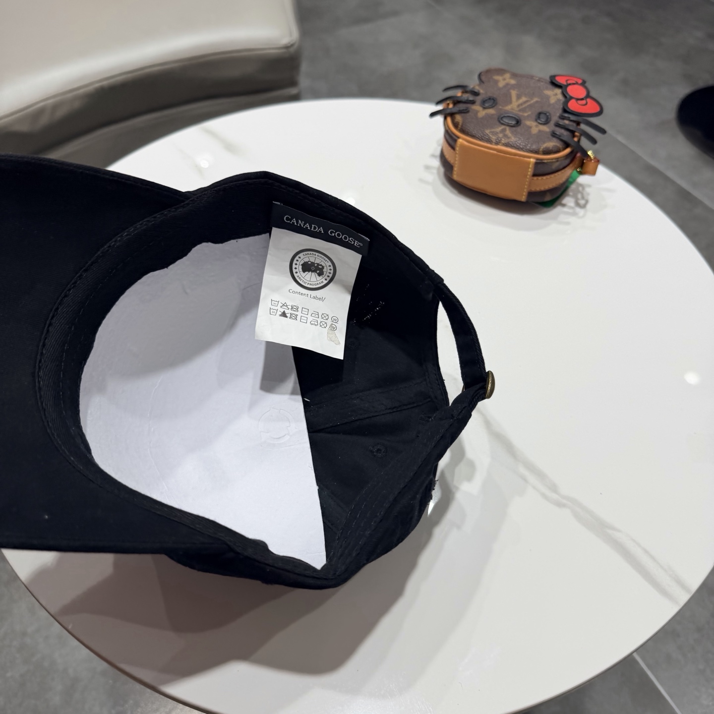 加拿大大鹅北极圆盘🍁 2026最新款🧢棒球帽定制棉质面料!!整体透气性很好，精致的字母刺绣和工整的走线，