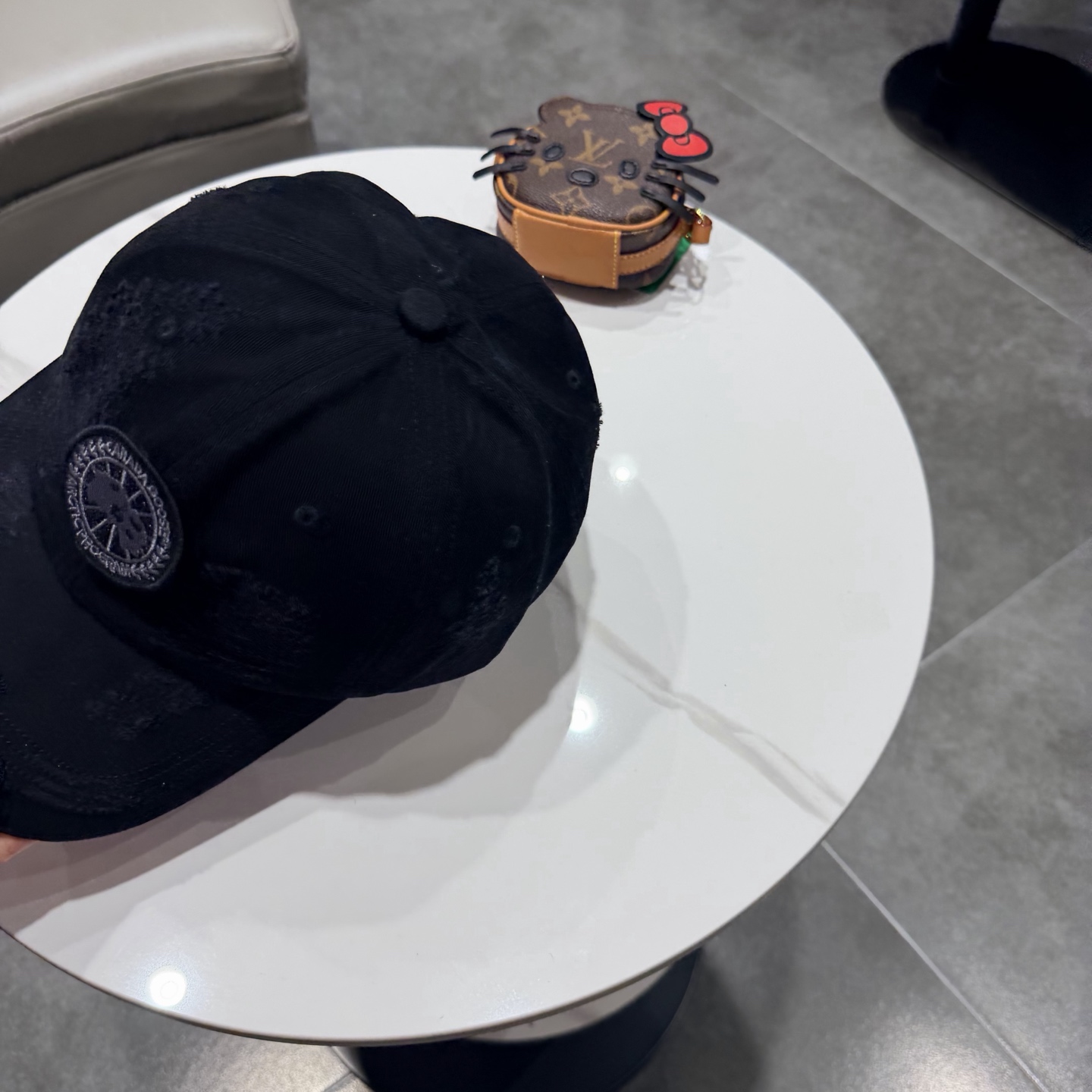 加拿大大鹅北极圆盘🍁 2026最新款🧢棒球帽定制棉质面料!!整体透气性很好，精致的字母刺绣和工整的走线，