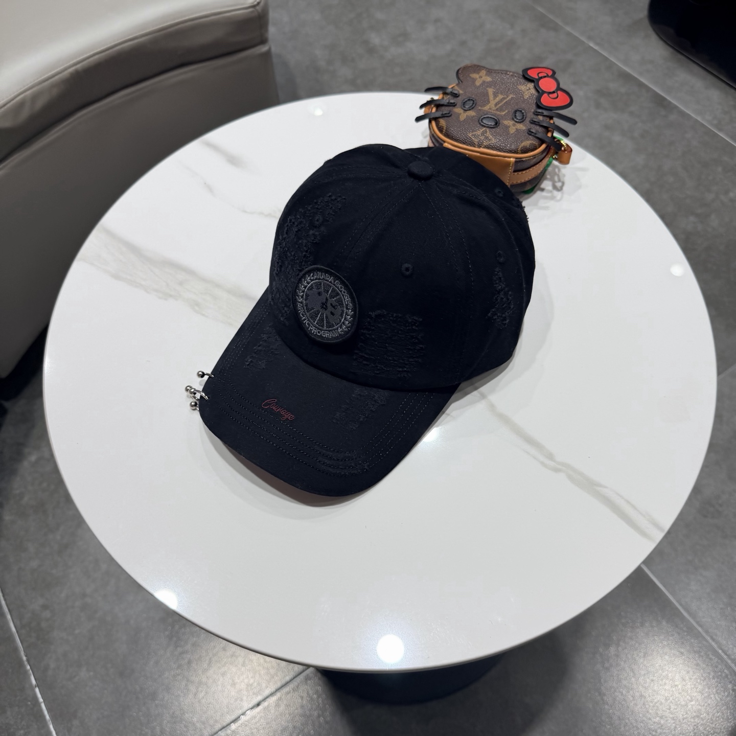 加拿大大鹅北极圆盘🍁 2026最新款🧢棒球帽定制棉质面料!!整体透气性很好，精致的字母刺绣和工整的走线，