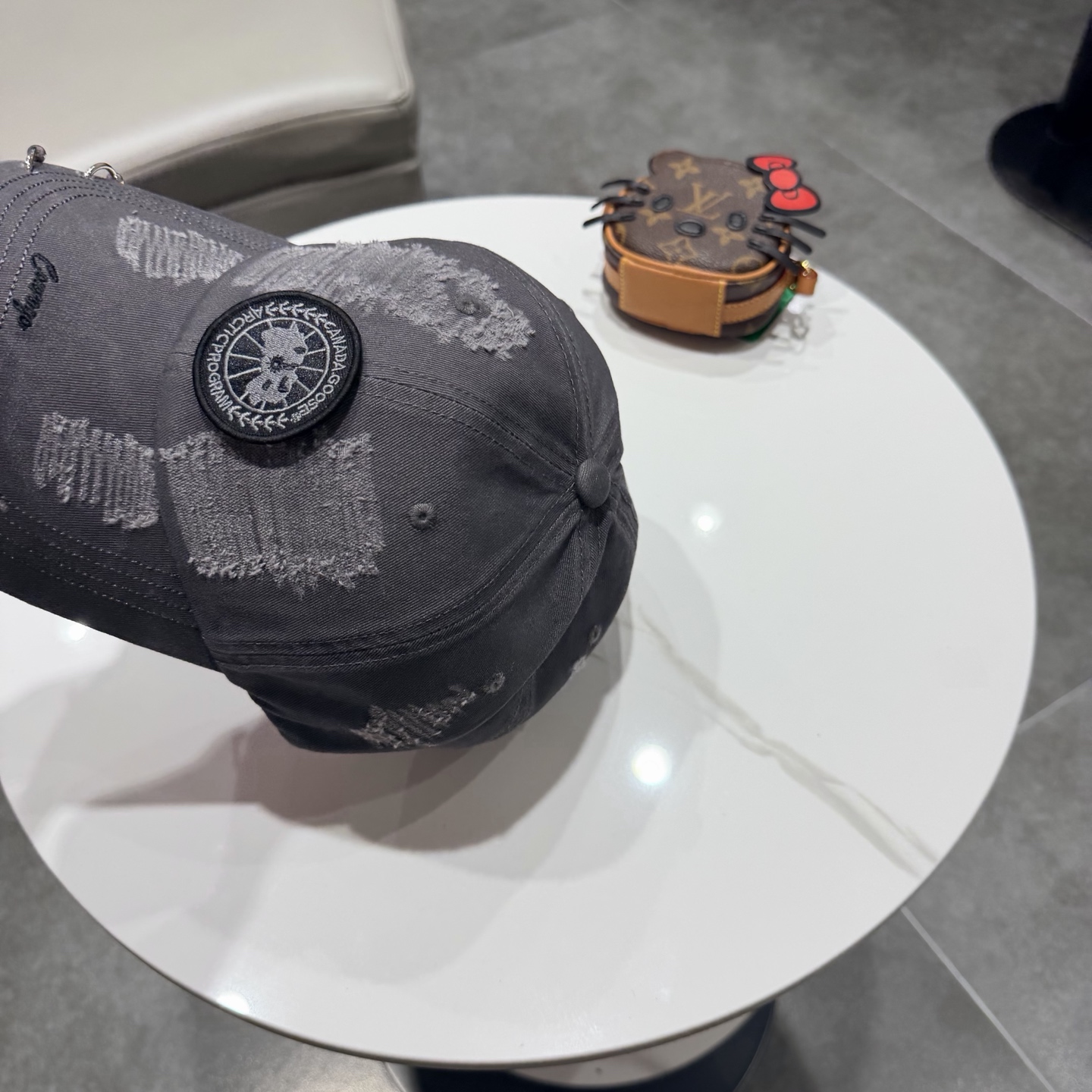 加拿大大鹅北极圆盘🍁 2026最新款🧢棒球帽定制棉质面料!!整体透气性很好，精致的字母刺绣和工整的走线，