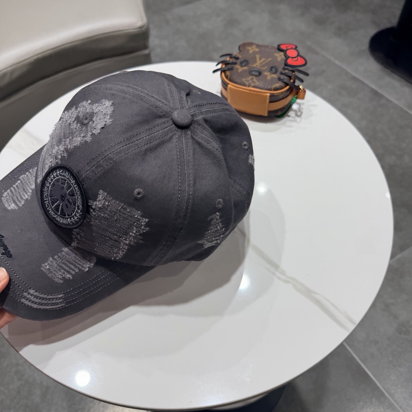 加拿大大鹅北极圆盘🍁 2026最新款🧢棒球帽定制棉质面料!!整体透气性很好，精致的字母刺绣和工整的走线，