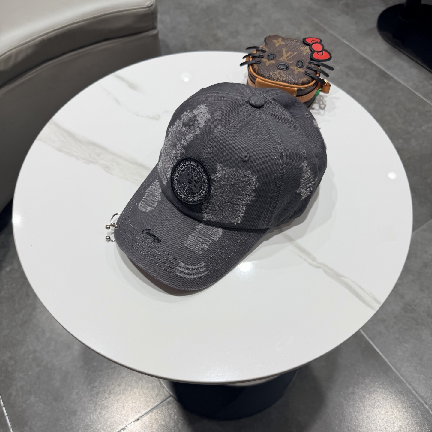 加拿大大鹅北极圆盘🍁 2026最新款🧢棒球帽定制棉质面料!!整体透气性很好，精致的字母刺绣和工整的走线，