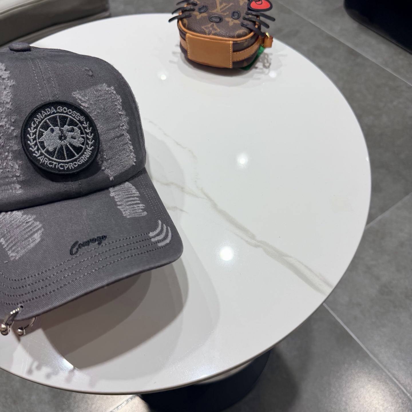 加拿大大鹅北极圆盘🍁 2026最新款🧢棒球帽定制棉质面料!!整体透气性很好，精致的字母刺绣和工整的走线，